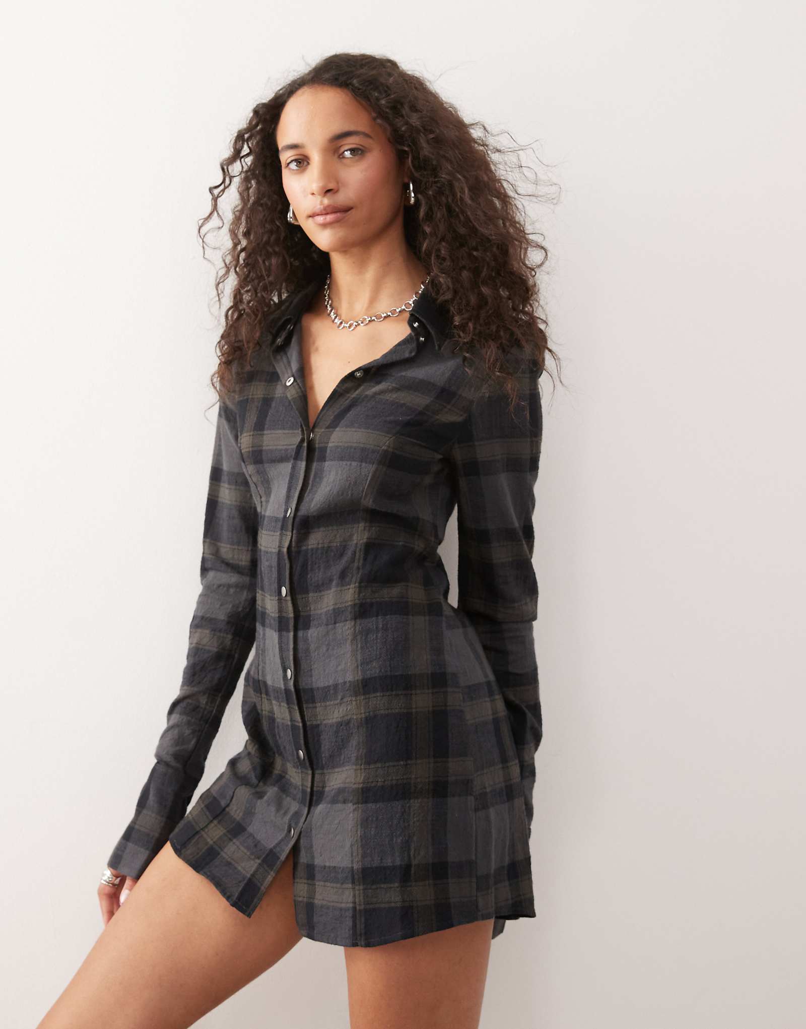 Мини-платье-рубашка Monki с длинным рукавом и подтяжкой в темно-серую клетку 11990₽