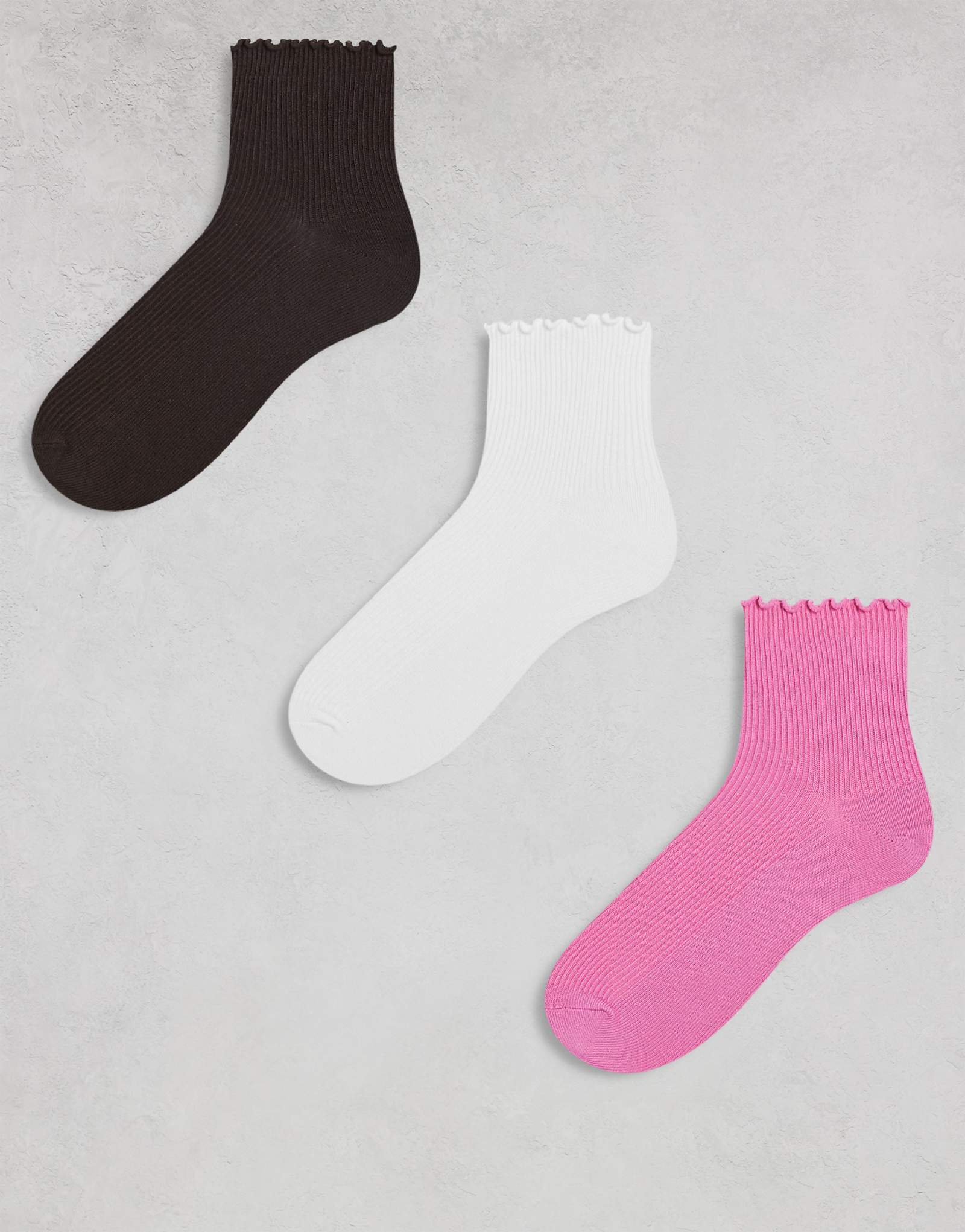 Носки Monki 3 pack до щиколоток с оборками по краям белого, розового и коричневого цветов