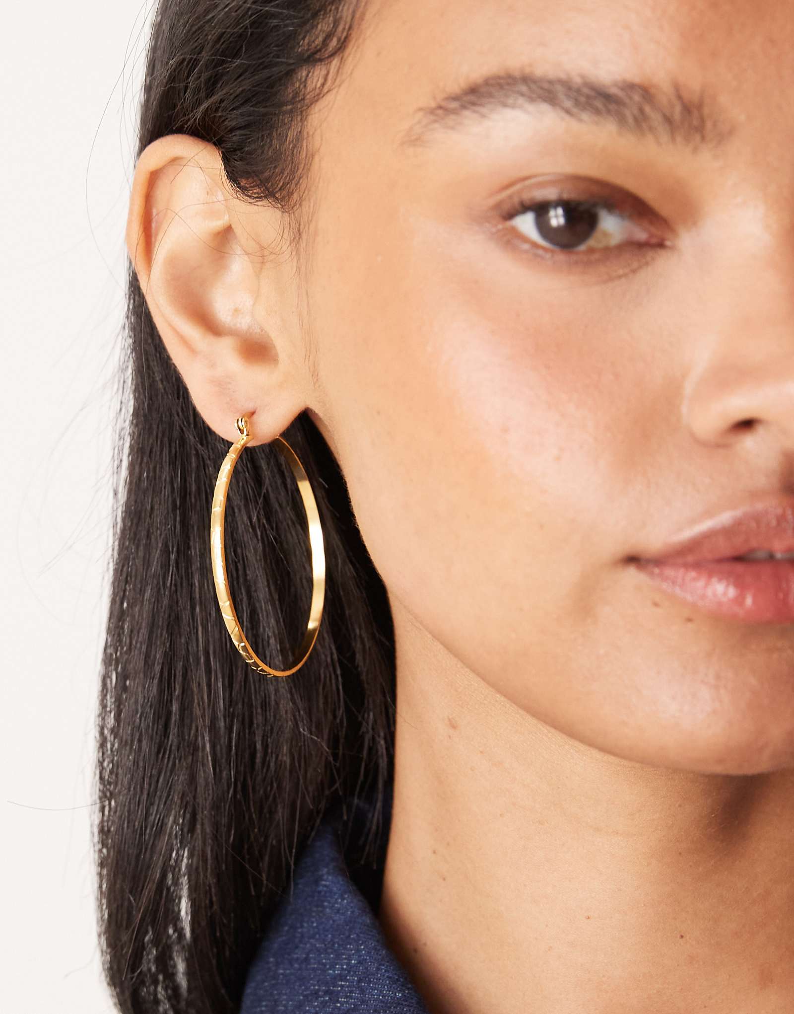 Большие серьги-кольца с текстурой потерянных душ из нержавеющей стали с покрытием из 18-каратного золота 3890₽