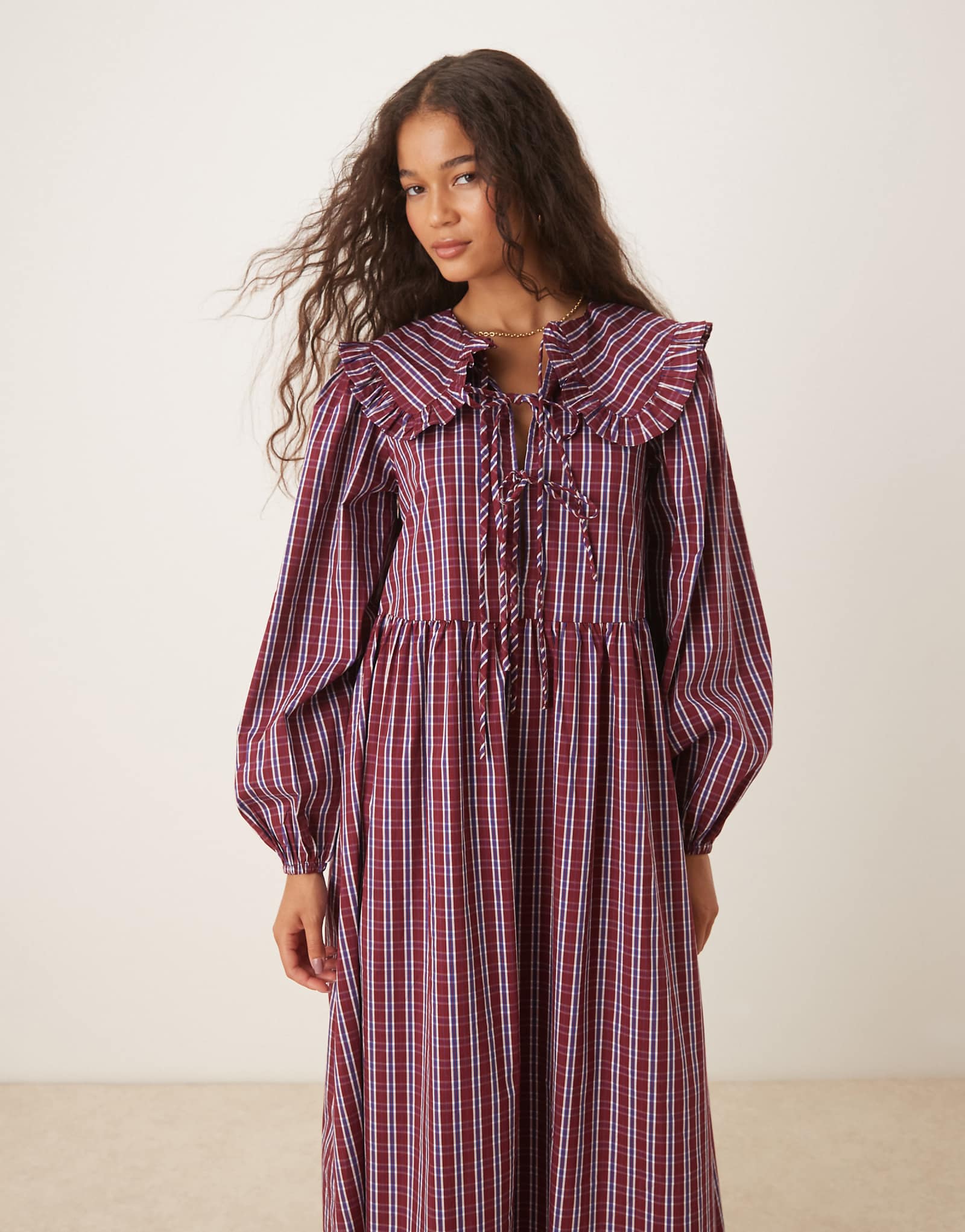 Гламурное платье-халат мидакси с завязками спереди и эффектным воротником в красно-синюю клетку