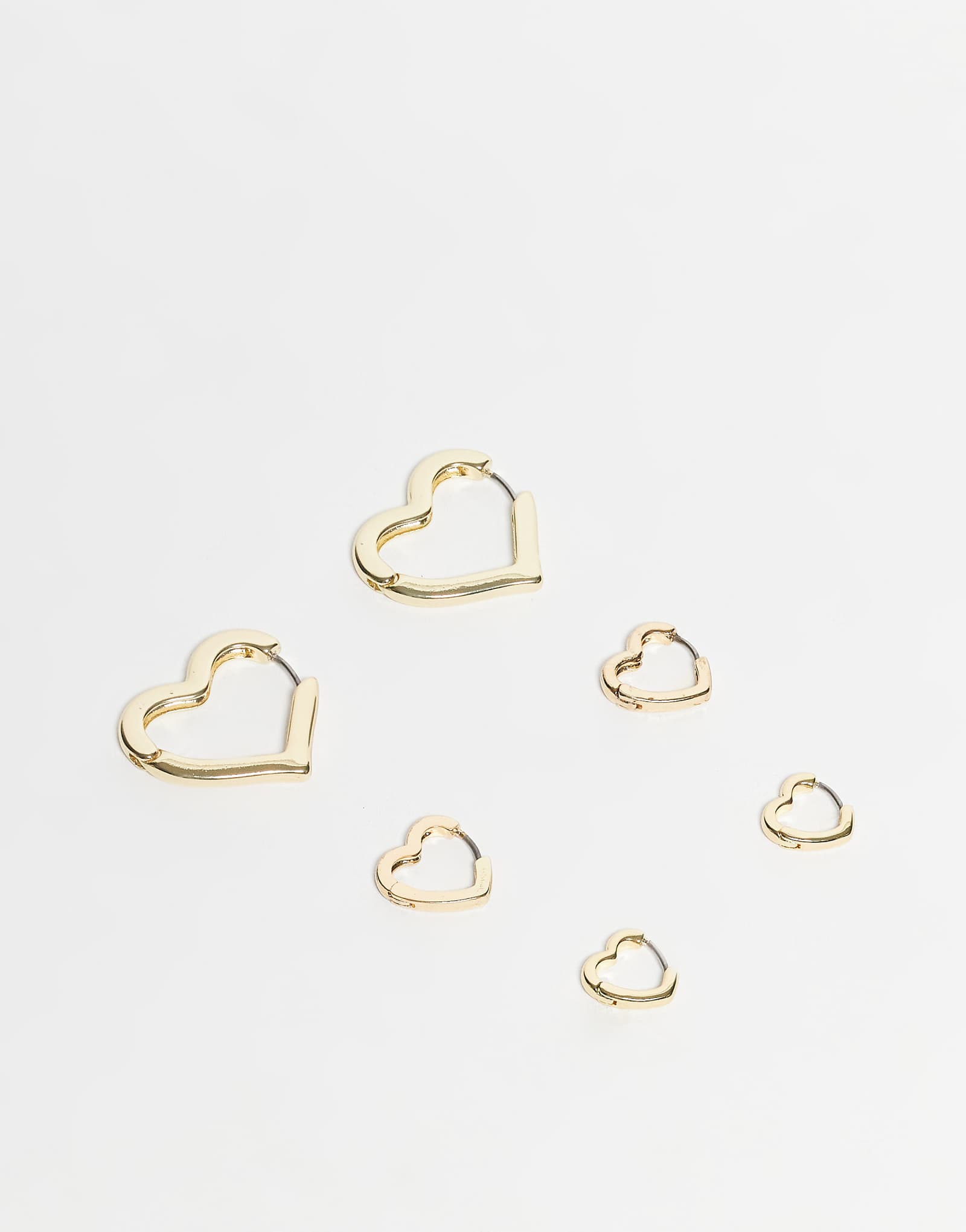 3 штуки в упаковке маленькие серьги-сердечки золотого оттенка 4490₽