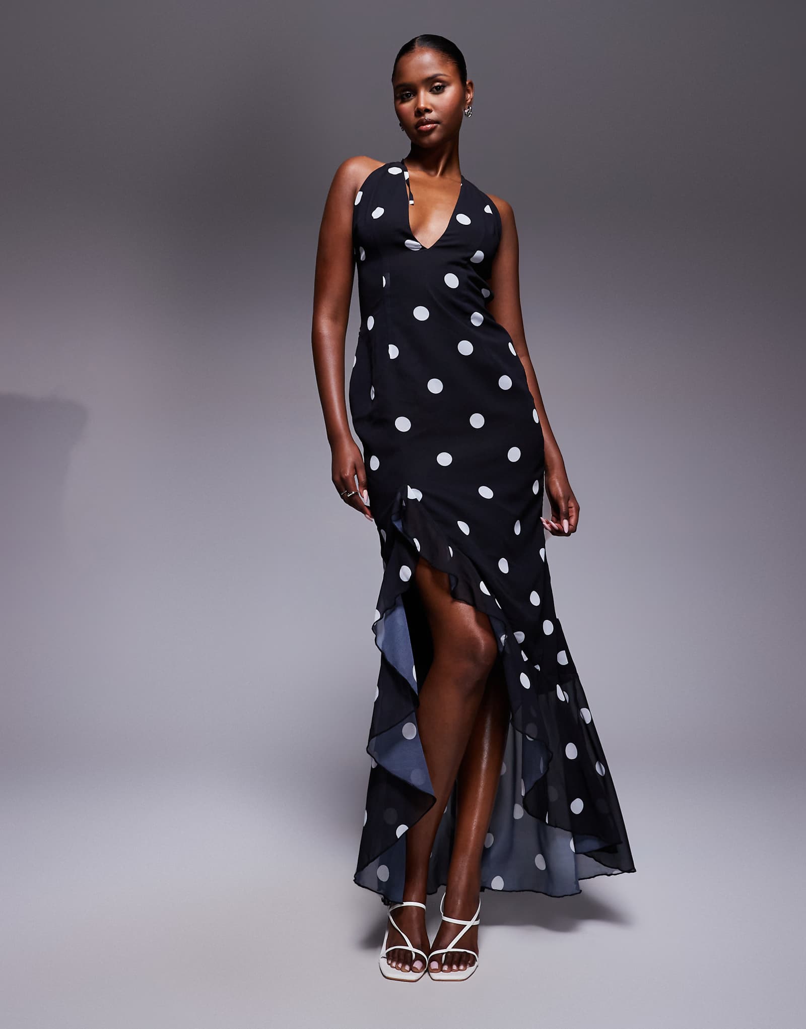 Эксклюзивное макси-платье Murci с глубоким вырезом на шее и рюшами на высоком и низком подоле в черный горошек