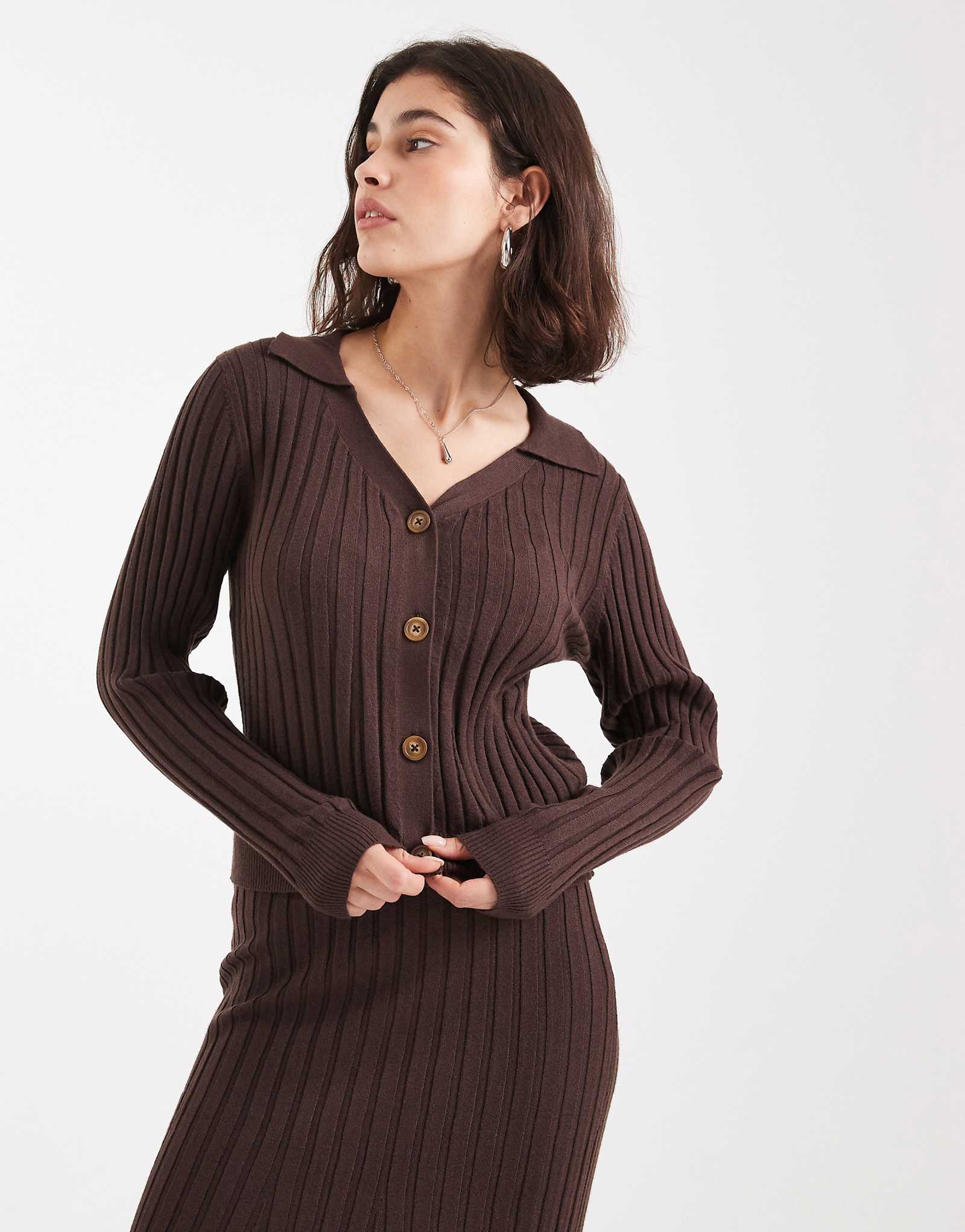 Поло из трикотажа в рубчик с пуговицами спереди шоколадно-коричневого цвета - часть комплекта 14090₽