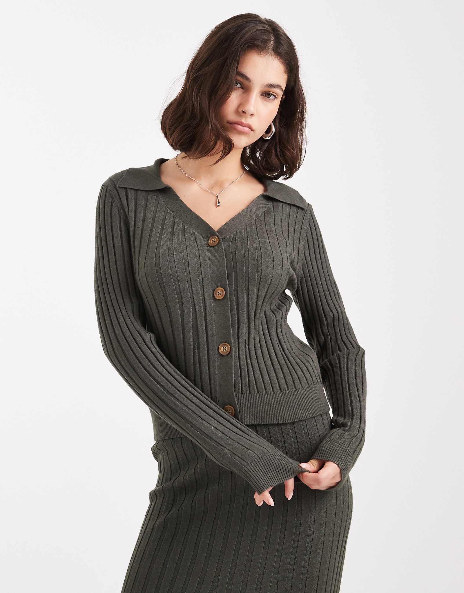 Поло из рубчатого трикотажа с пуговицами спереди насыщенного зеленого цвета хаки - часть комплекта 14090₽