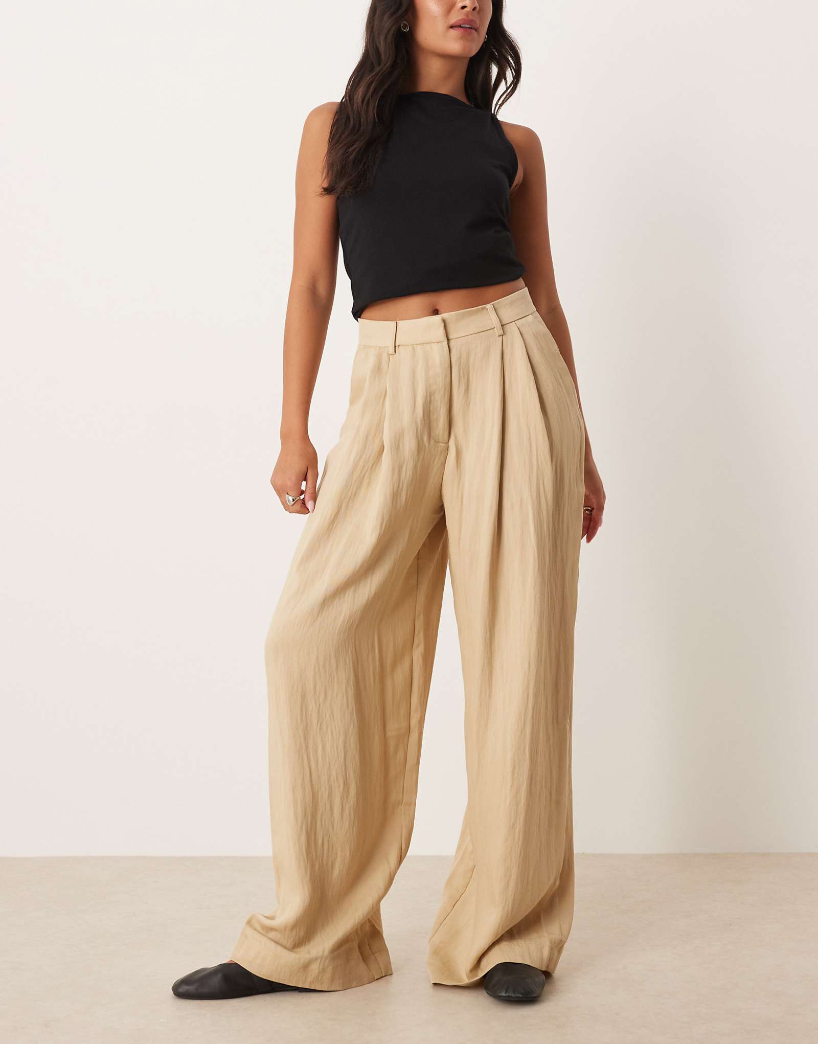 Брюки бежевого цвета с плиссировкой спереди от Mango сшитые на заказ 8790₽