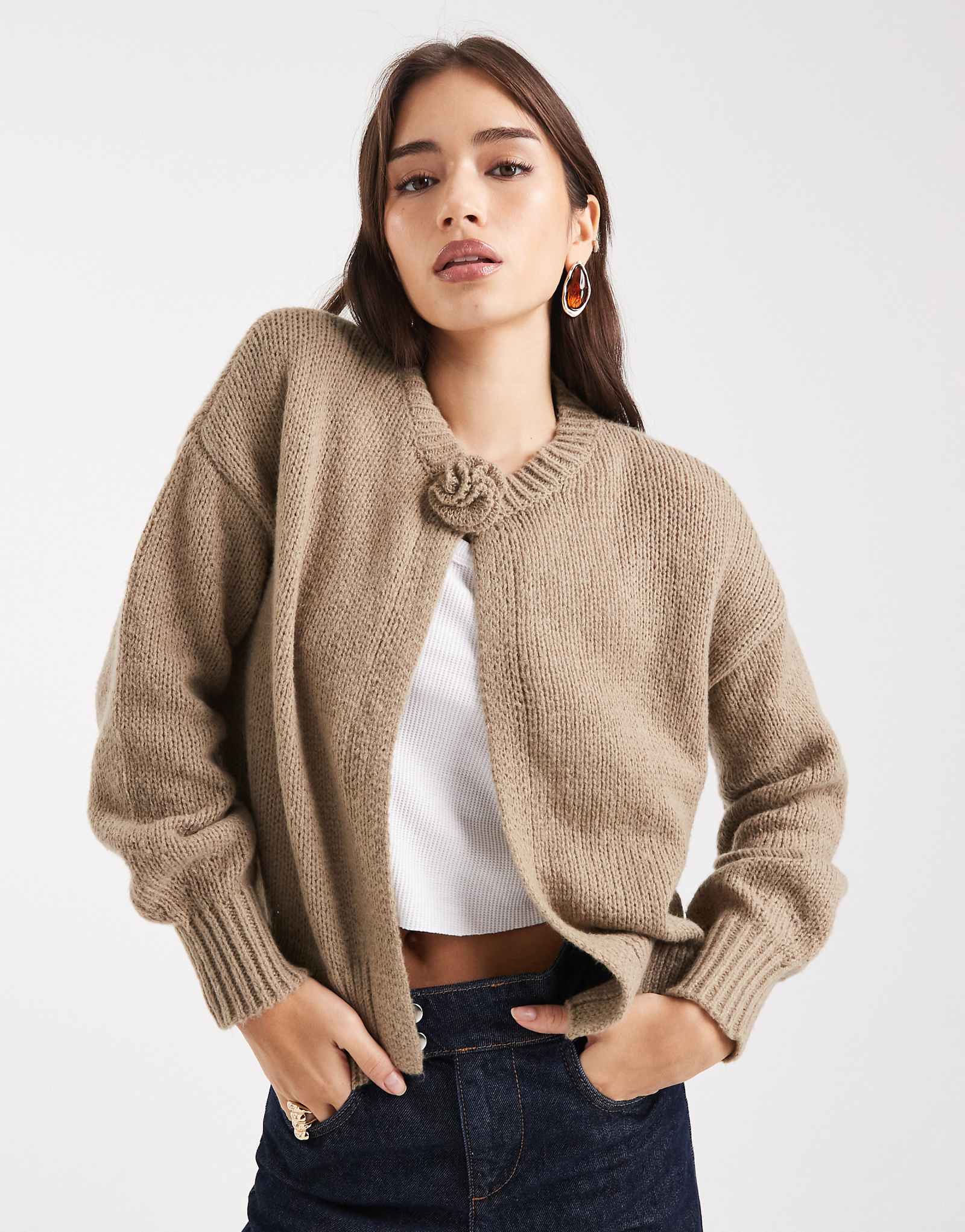 Вязаный кардиган с розочками из деталей бежевого цвета 12690₽