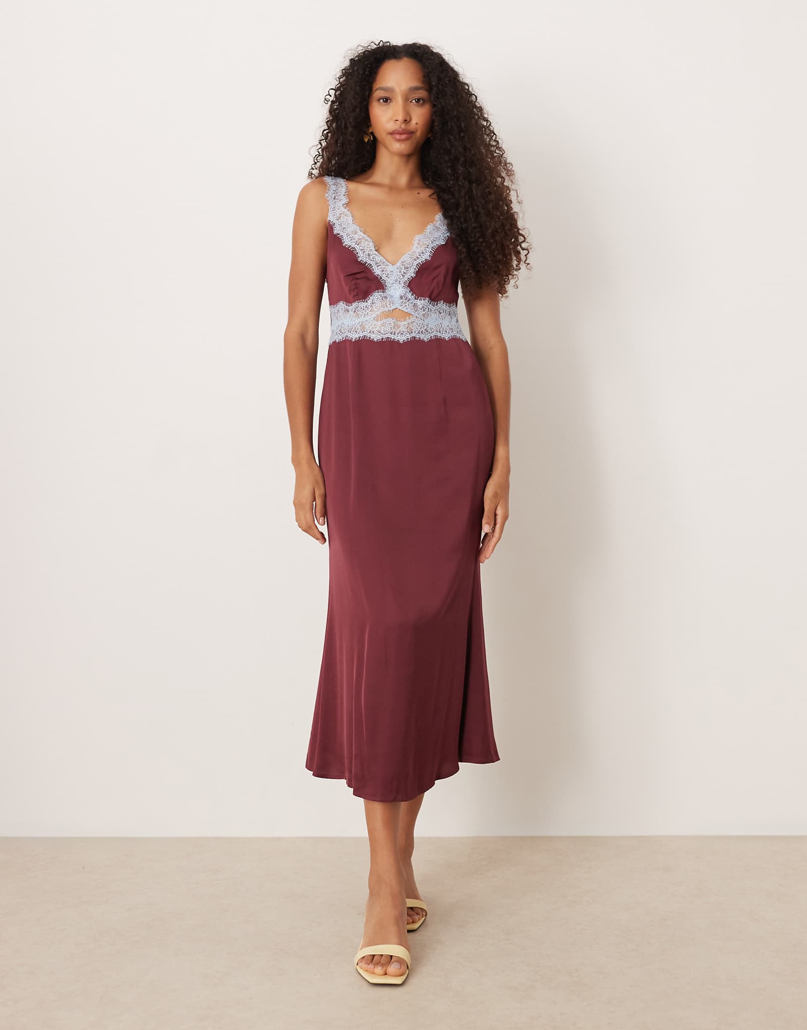 Никогда не одевавшееся полностью атласное платье мидакси Mimi с контрастной кружевной отделкой бордового цвета 35890₽