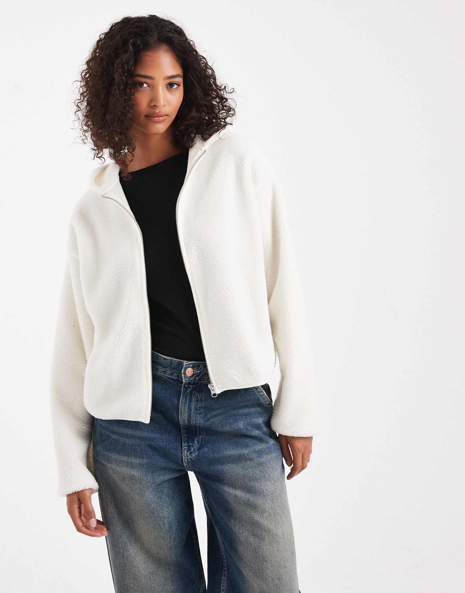 Куртка с капюшоном Pieces teddy белого цвета 12890₽