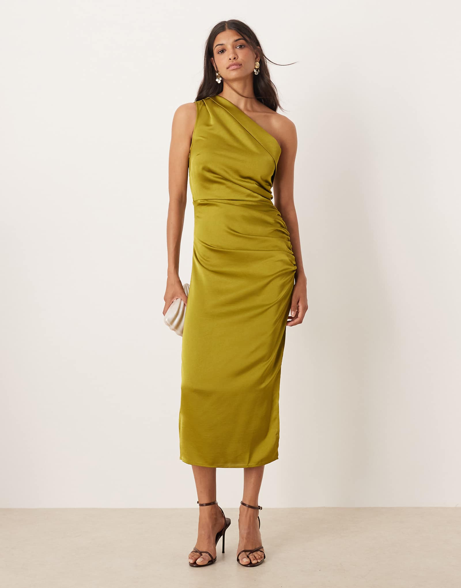 Зеленое миди-платье Mango с рюшами по бокам на одном плече 18390₽