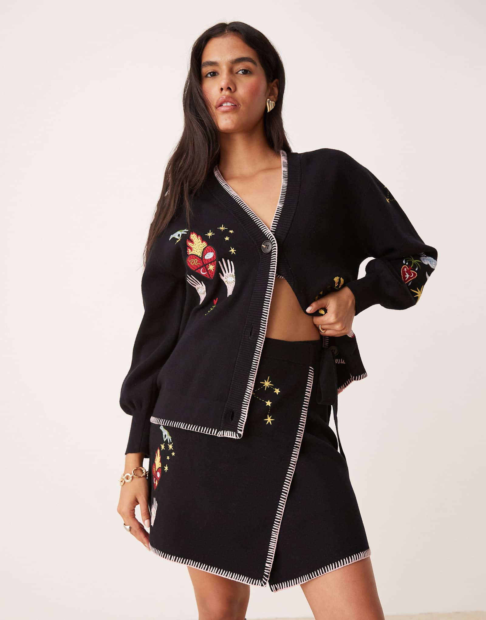 Никогда не одевавшаяся полностью мини-юбка с вышивкой Ночной сад черного цвета - часть комплекта 32090₽