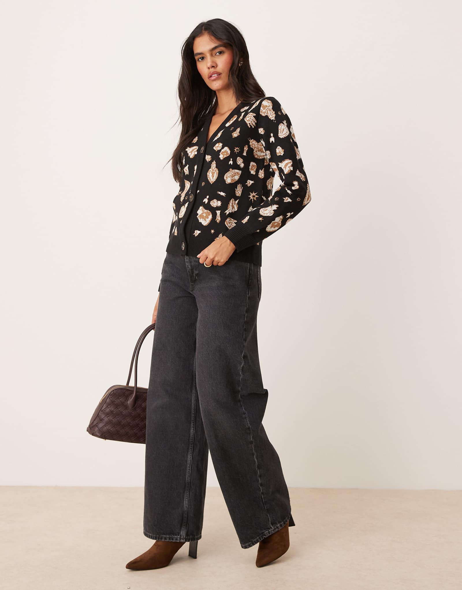 Никогда не надеваемый полностью объемный жаккардовый кардиган черного и золотого цветов