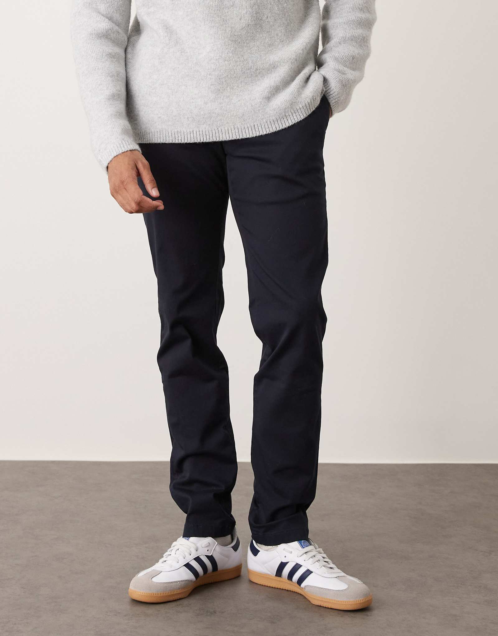 Облегающие брюки из хлопка Mango темно-синего цвета 11290₽