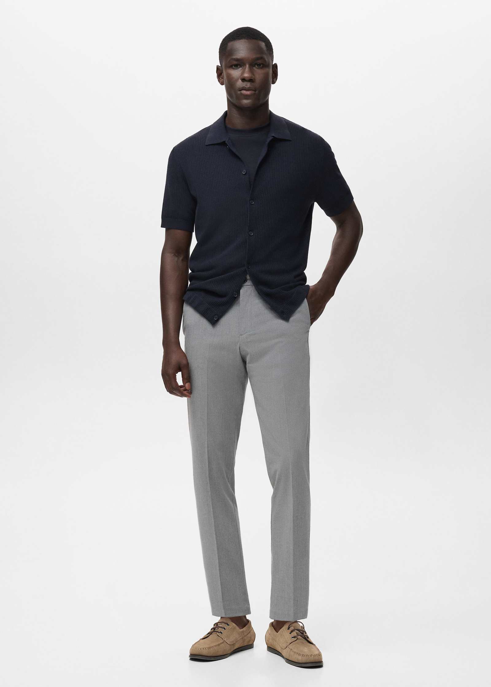 Зауженные брюки Mango с плиссировкой спереди светло-серого цвета 6090₽