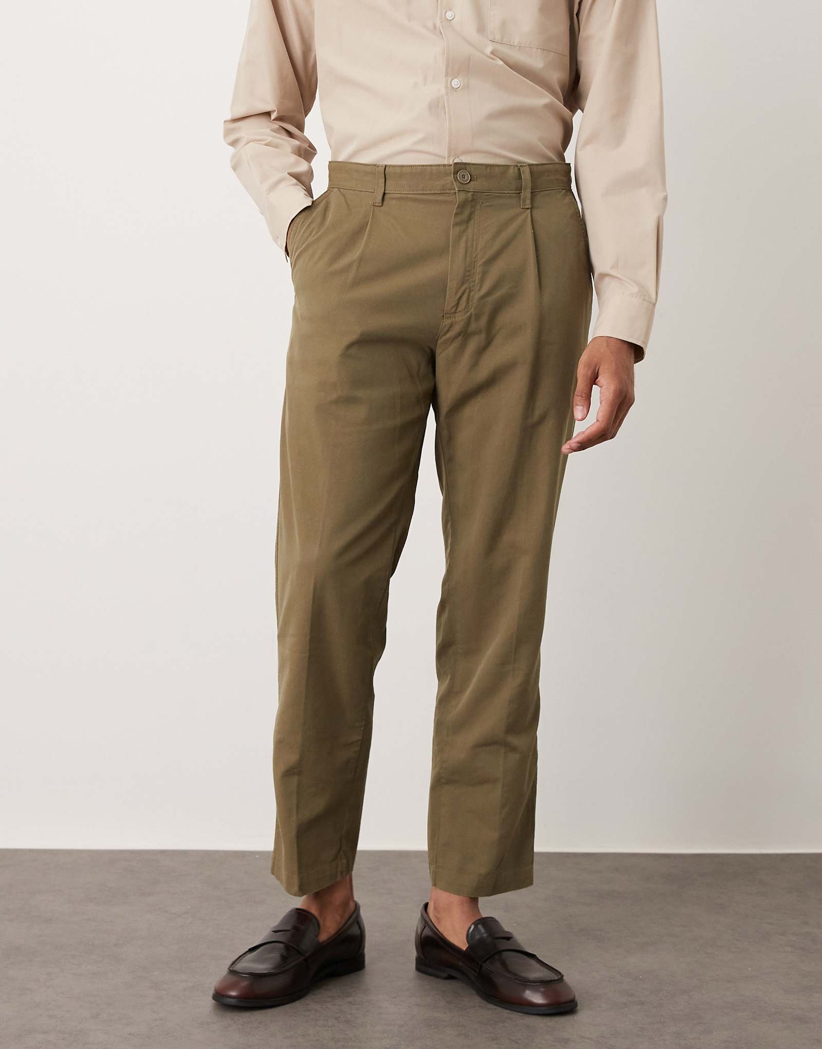 Брюки со складками спереди из смеси хлопка Mango темно-зеленого цвета сшитые на заказ 8690₽