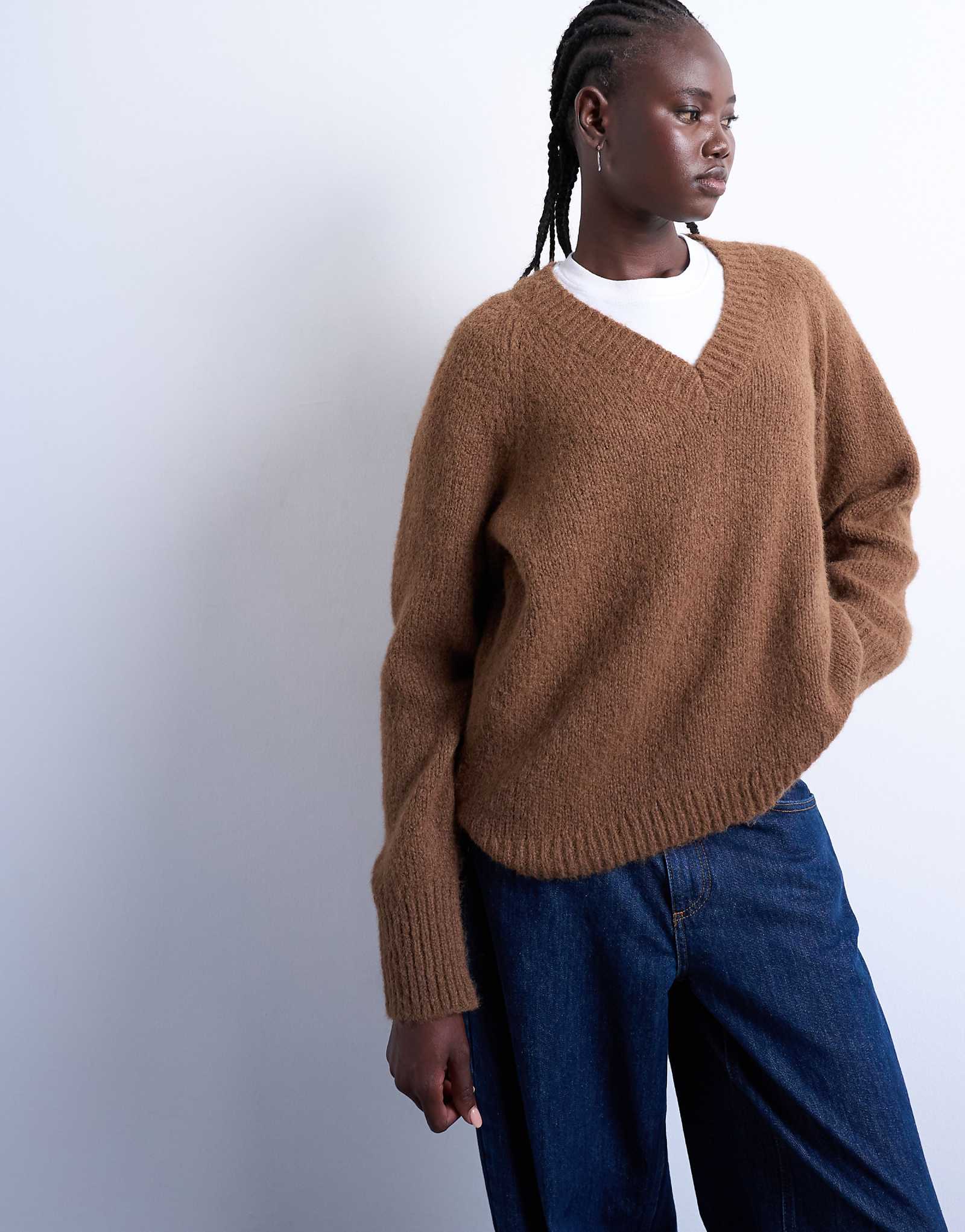 Вязаный пушистый свитер с v-образным вырезом от Topshop коричневого цвета 14290₽