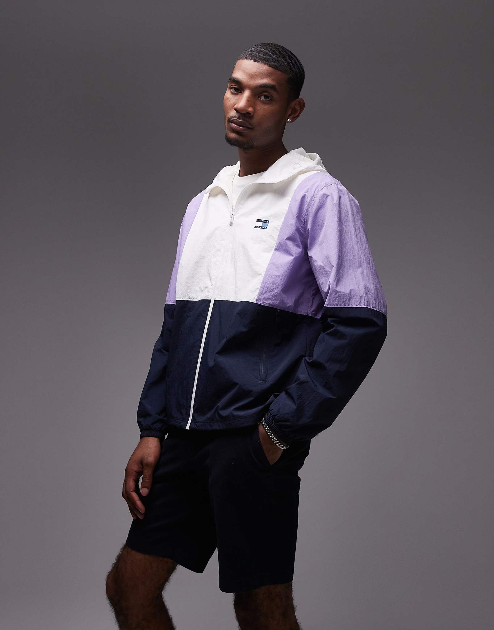 Куртка-ветровка Tommy Jeans chicago темно-синего и сиреневого цветов 29790₽