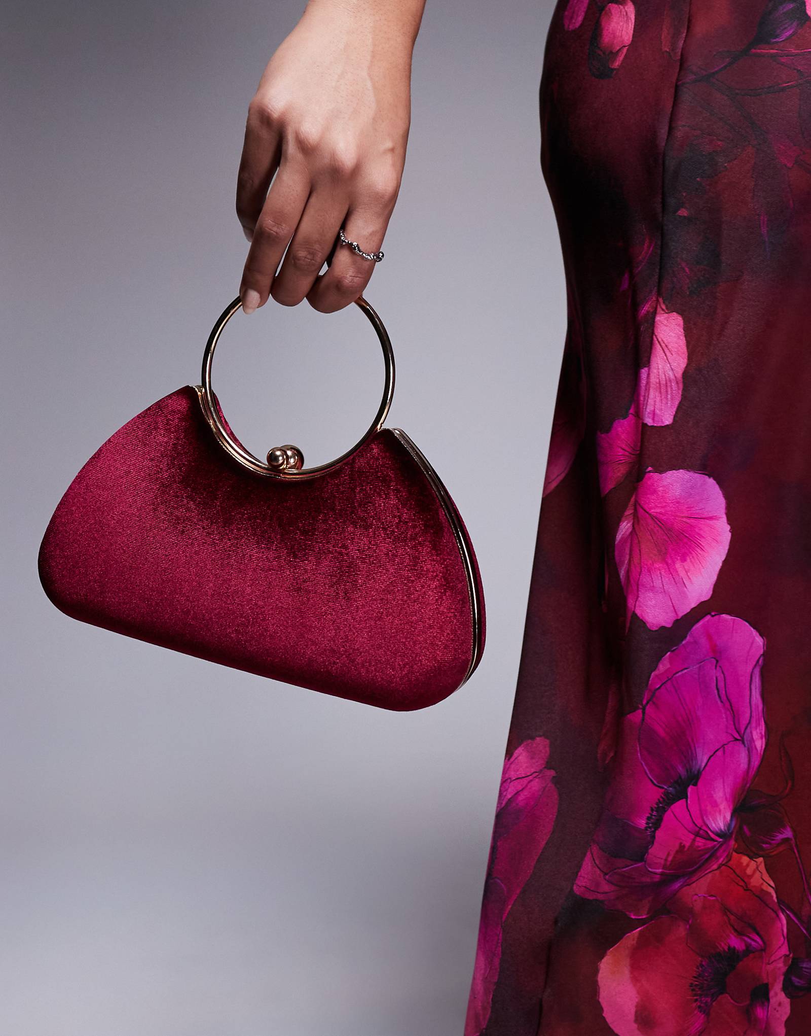 Бархатный клатч в стиле истинного декаданса со съемным ремешком через плечо бордового и золотого цветов