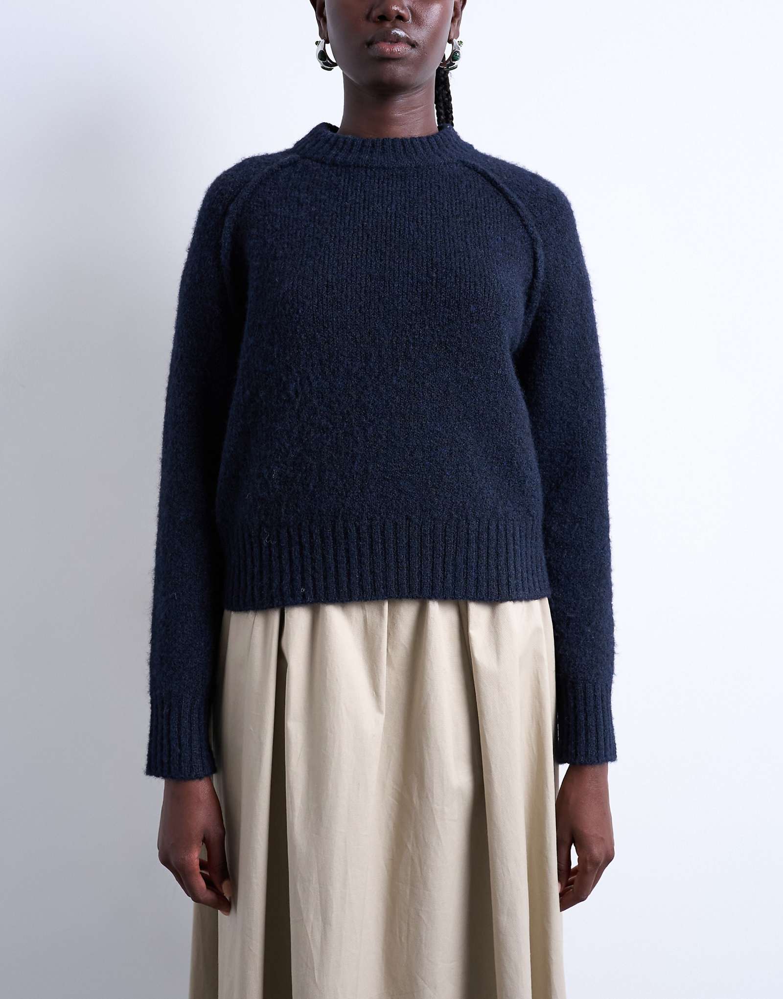 Вязаный свитер реглан с открытыми швами от Topshop темно-синего цвета 9390₽