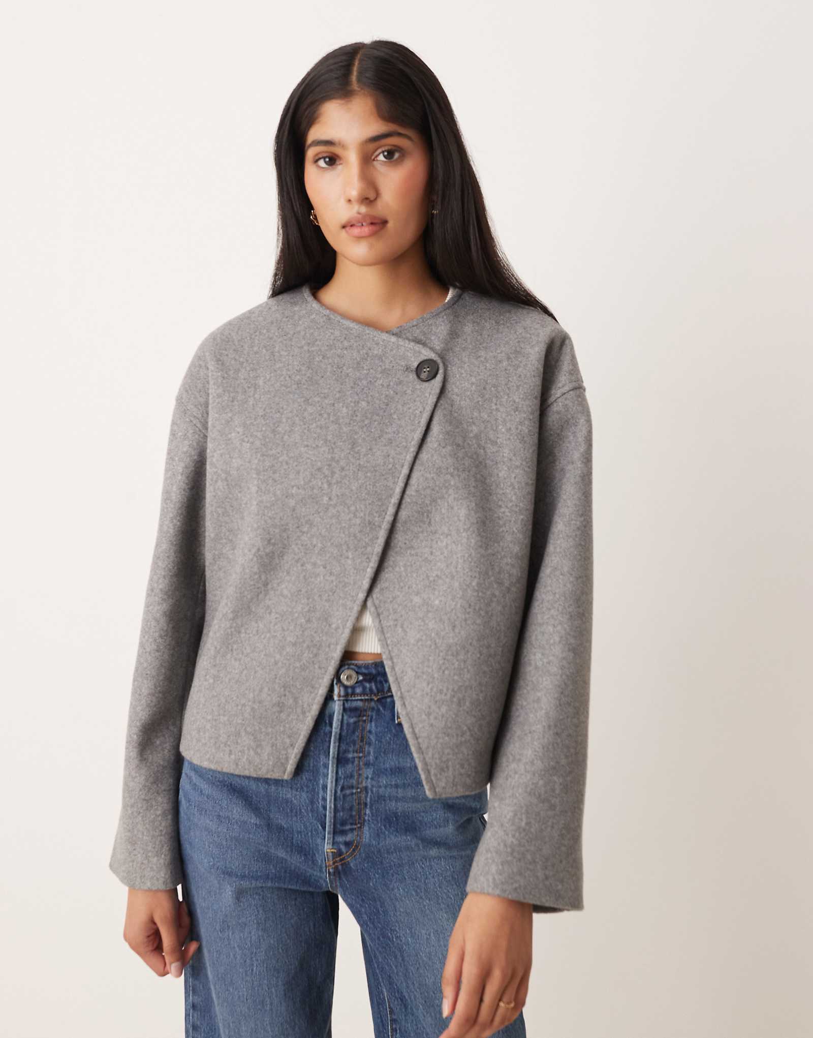 Короткая шерстяная куртка Vila с запахом спереди темно-серого цвета 20190₽