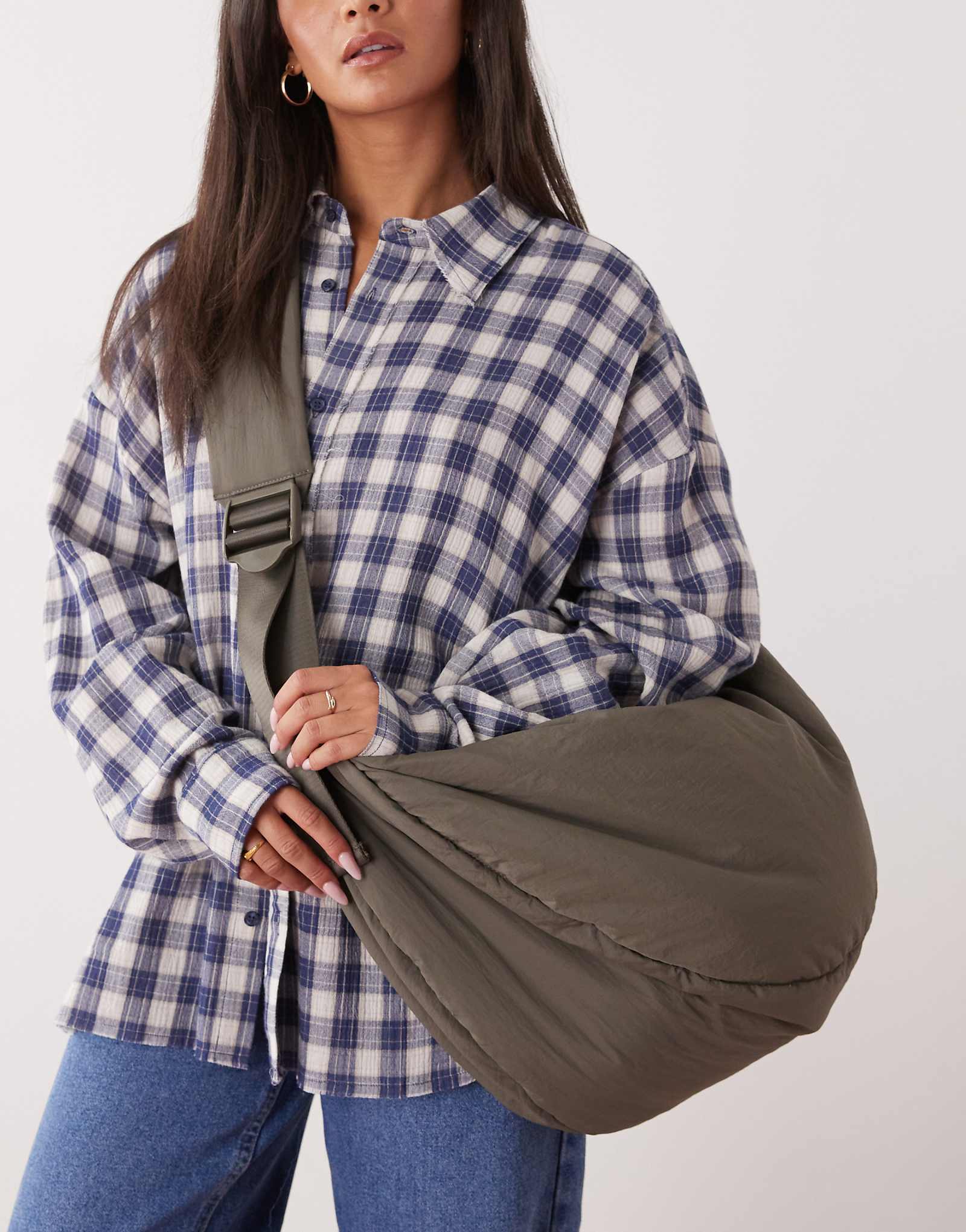 Большая мягкая сумка через плечо для буднего дня цвета хаки