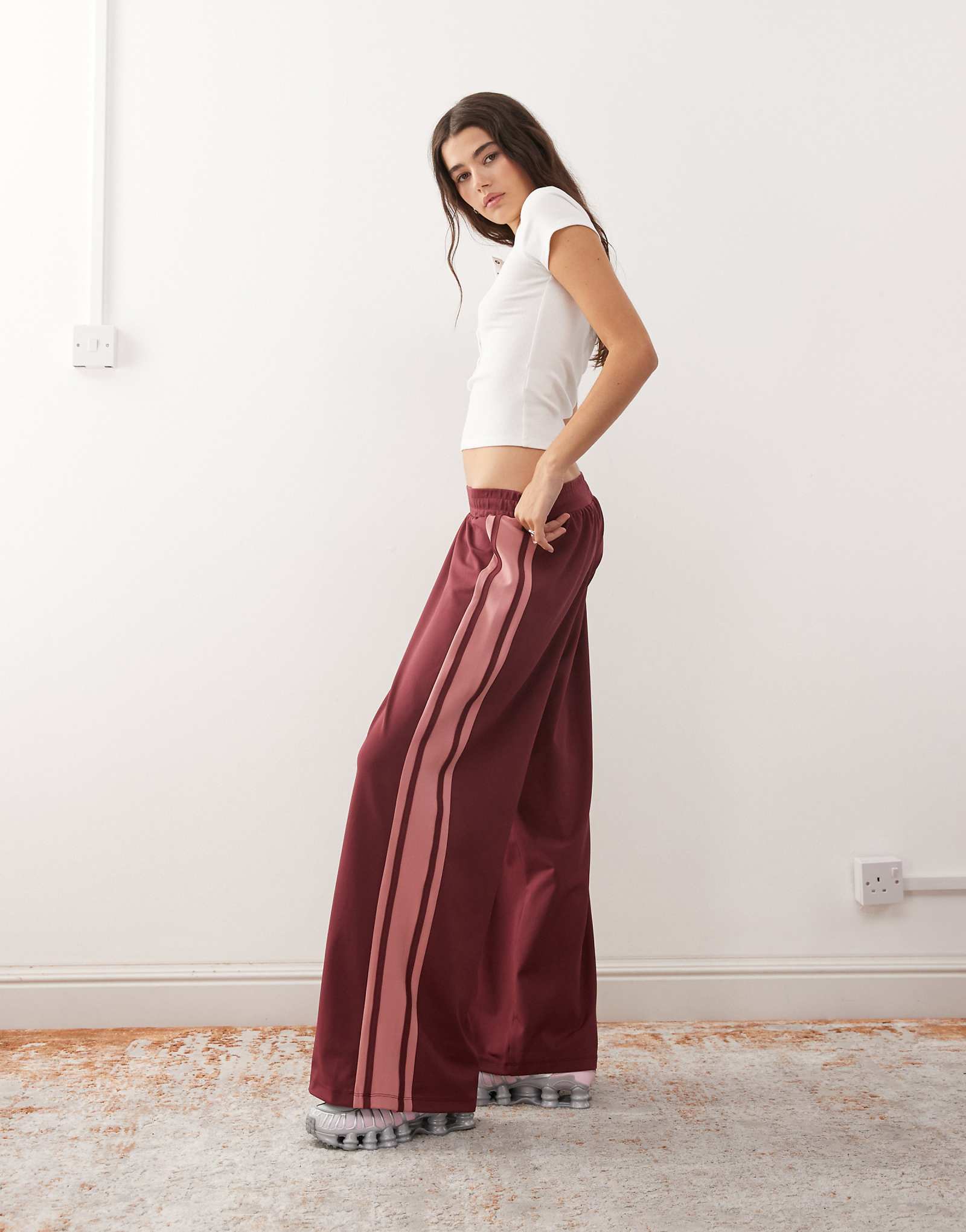 Восстановленные винтажные широкие спортивные брюки с контрастной вставкой на штанинах розового цвета 10790₽