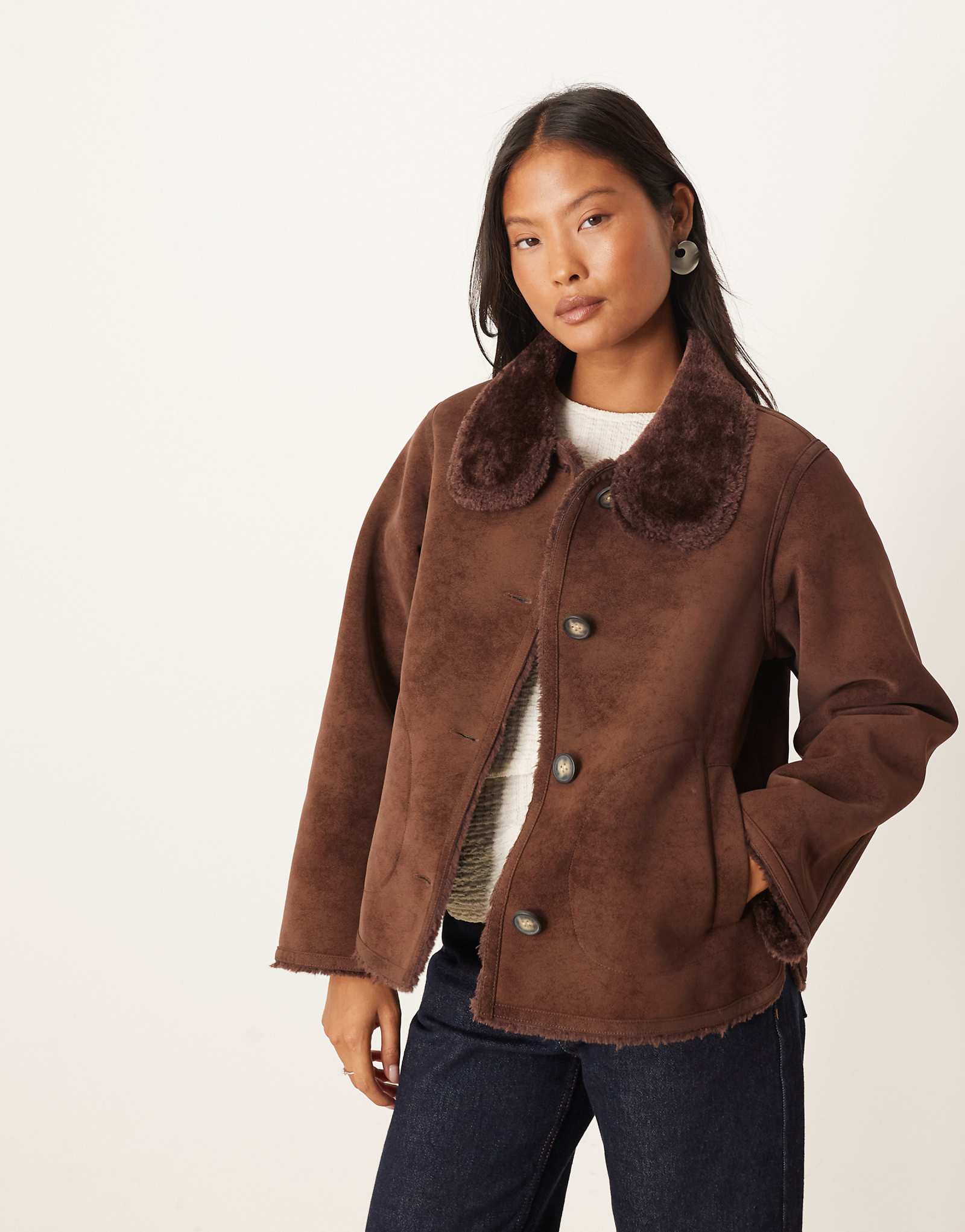 Жакет из искусственной замши ASOS DESIGN с миниатюрным воронкообразным вырезом шоколадного цвета 14290₽