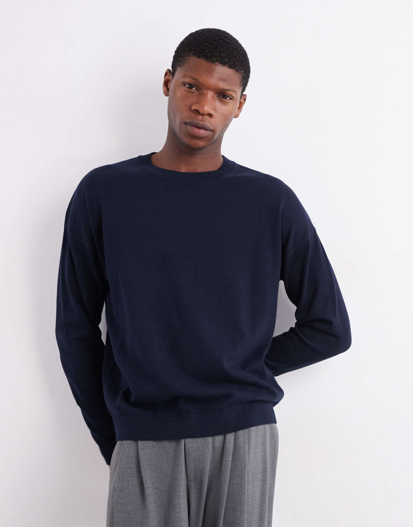 Непринужденная трикотажная футболка с круглым вырезом и длинными рукавами от ASOS DESIGN темно-синего цвета 6090₽