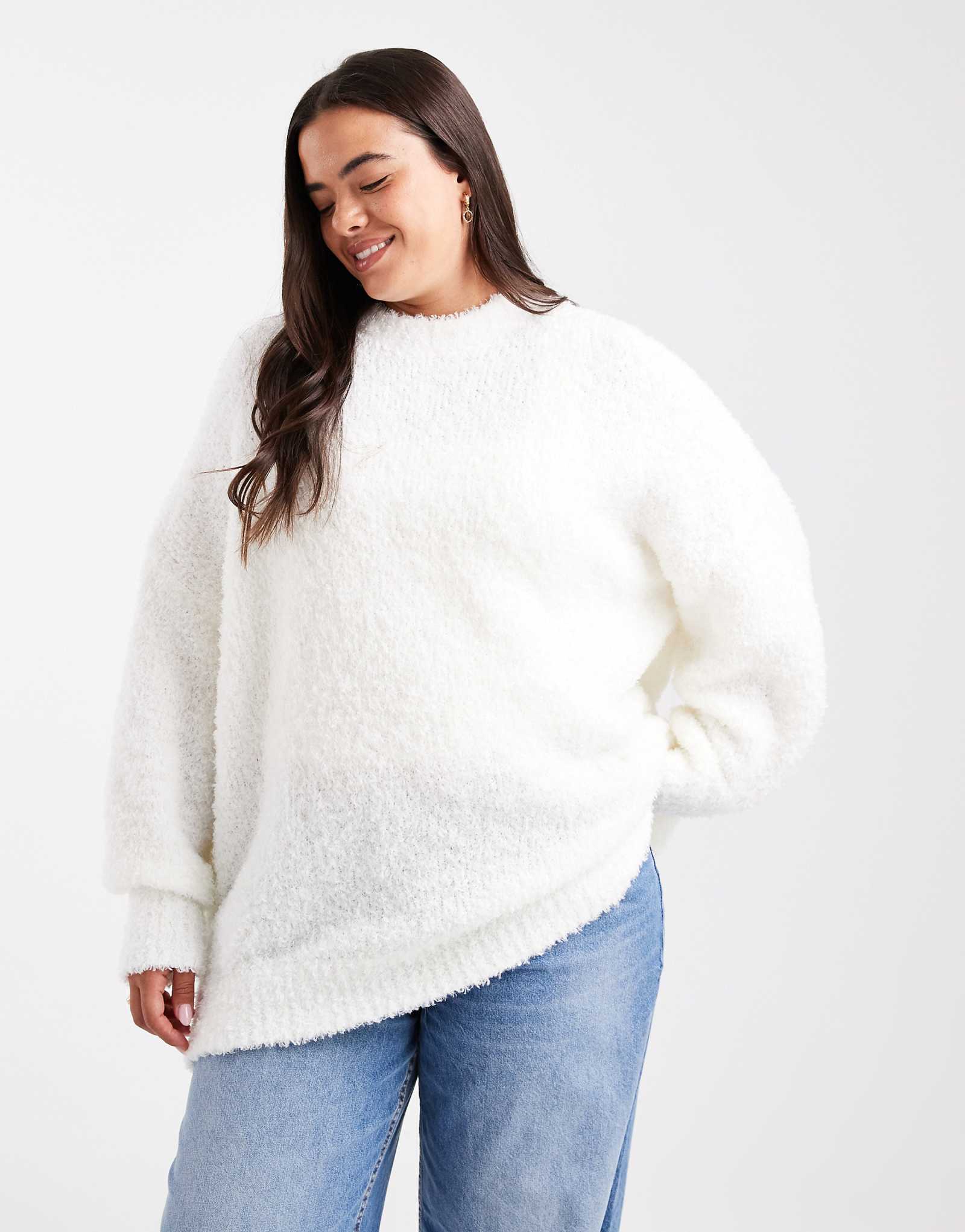 ОБЪЕМНЫЙ свитер из букле ASOS DESIGN Curve кремового цвета с закругленным низом 10190₽