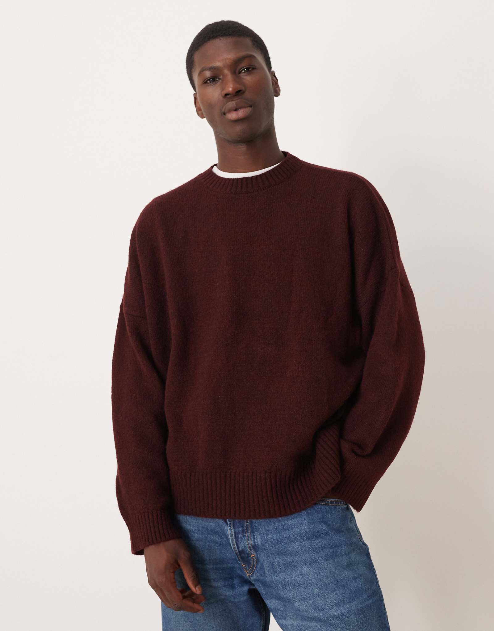 ДИЗАЙНЕРСКИЙ свитер с круглым вырезом от ASOS очень объемный свободного кроя бордового цвета 11890₽