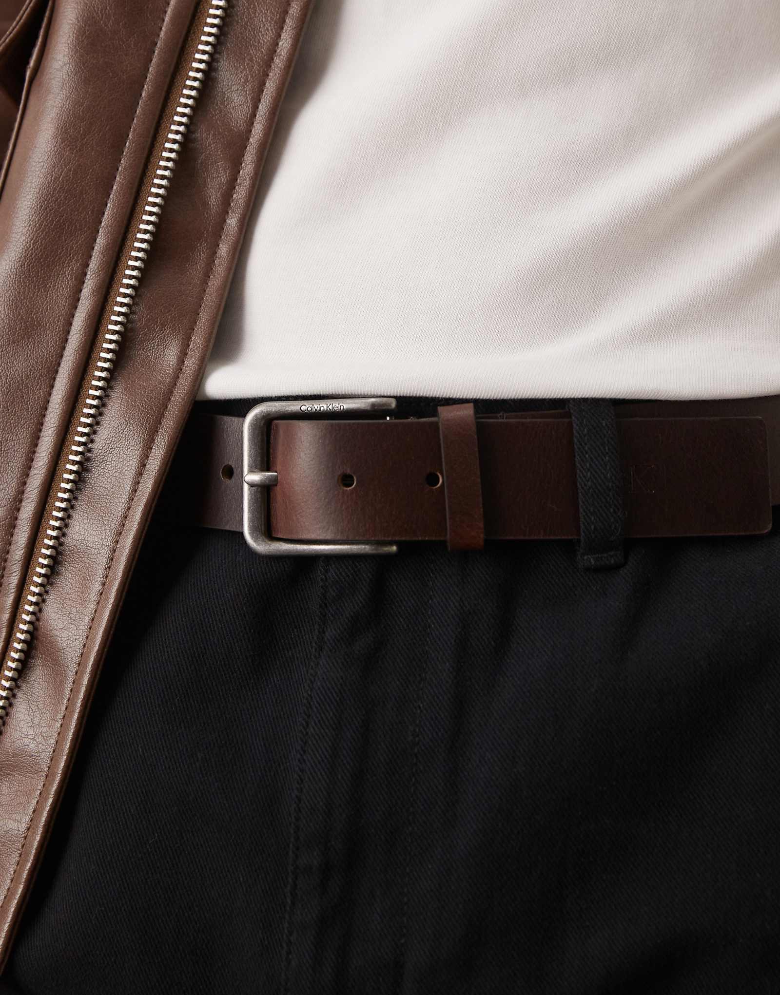 Ремень Calvin Klein Jeans с пряжкой 35 мм коричневого цвета 12490₽