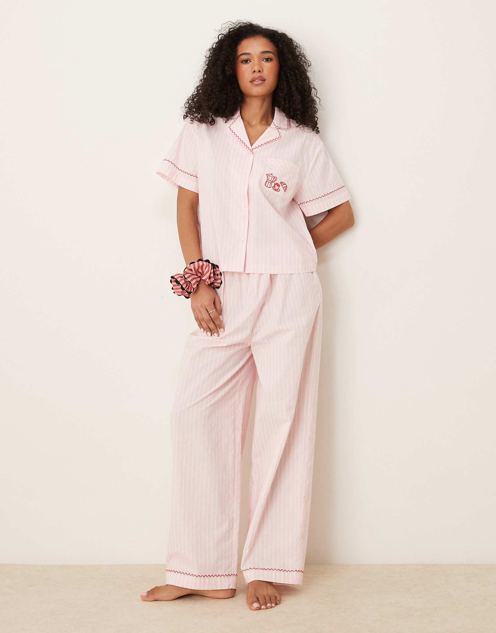 ДИЗАЙНЕРСКИЙ пижамный комплект ASOS с коротким рукавом и вышивкой coffee break в розовую полоску 12690₽