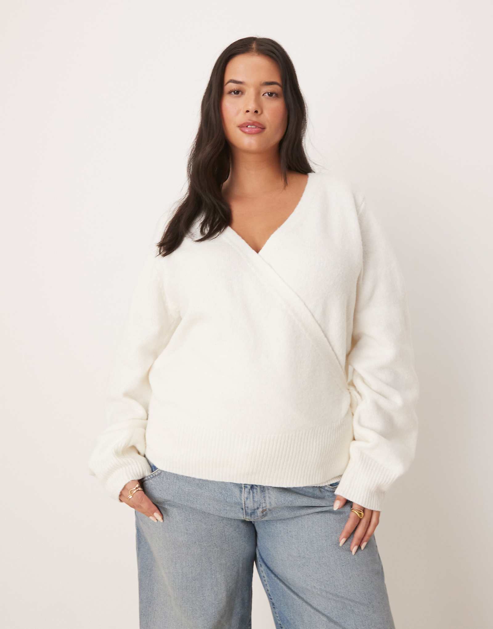 Вязаный кардиган с запахом ASOS DESIGN Curve кремового цвета 8190₽