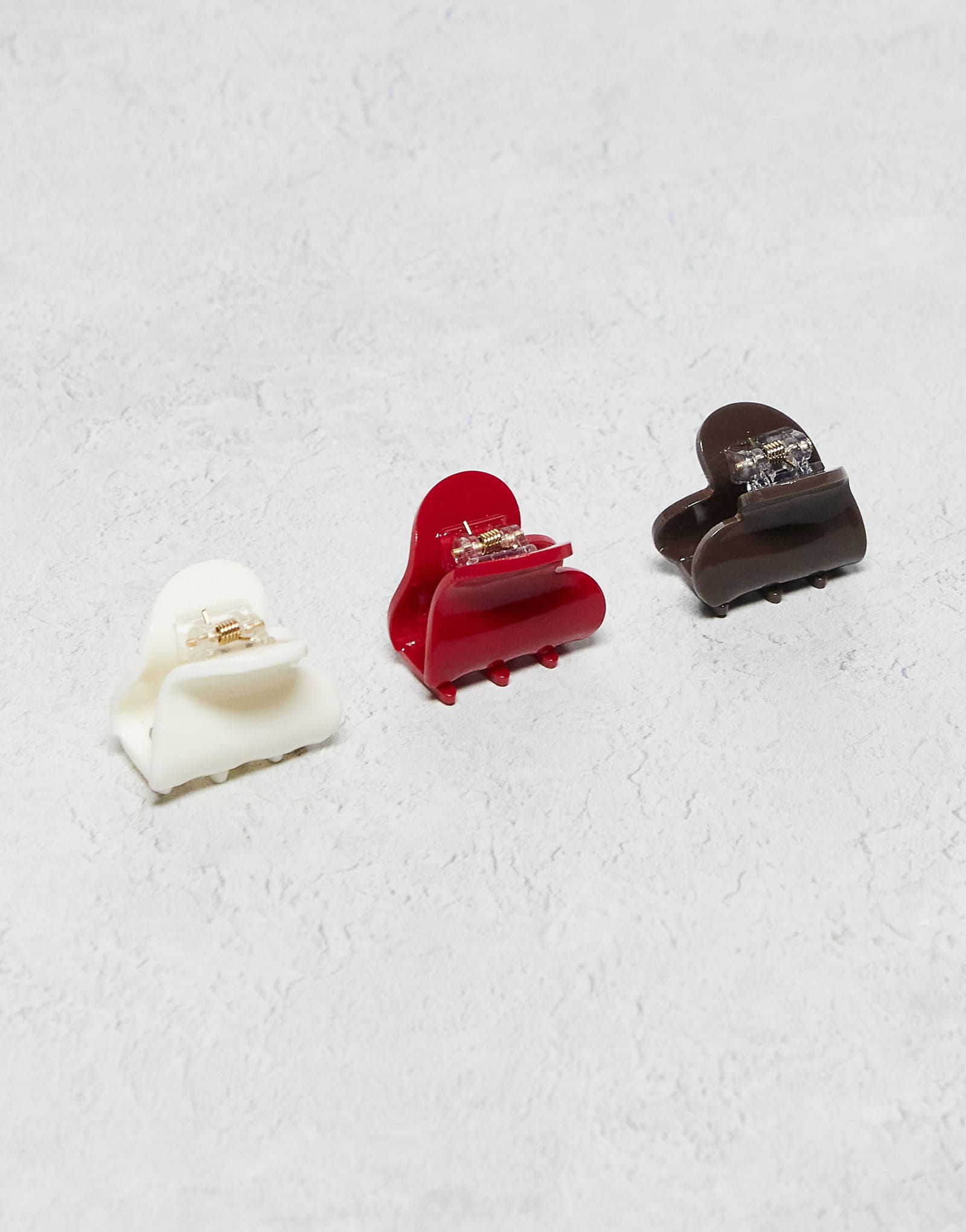 Дополните аксессуарами заколку для волос в виде маленького сердечка из 3 упаковок в нескольких цветах.