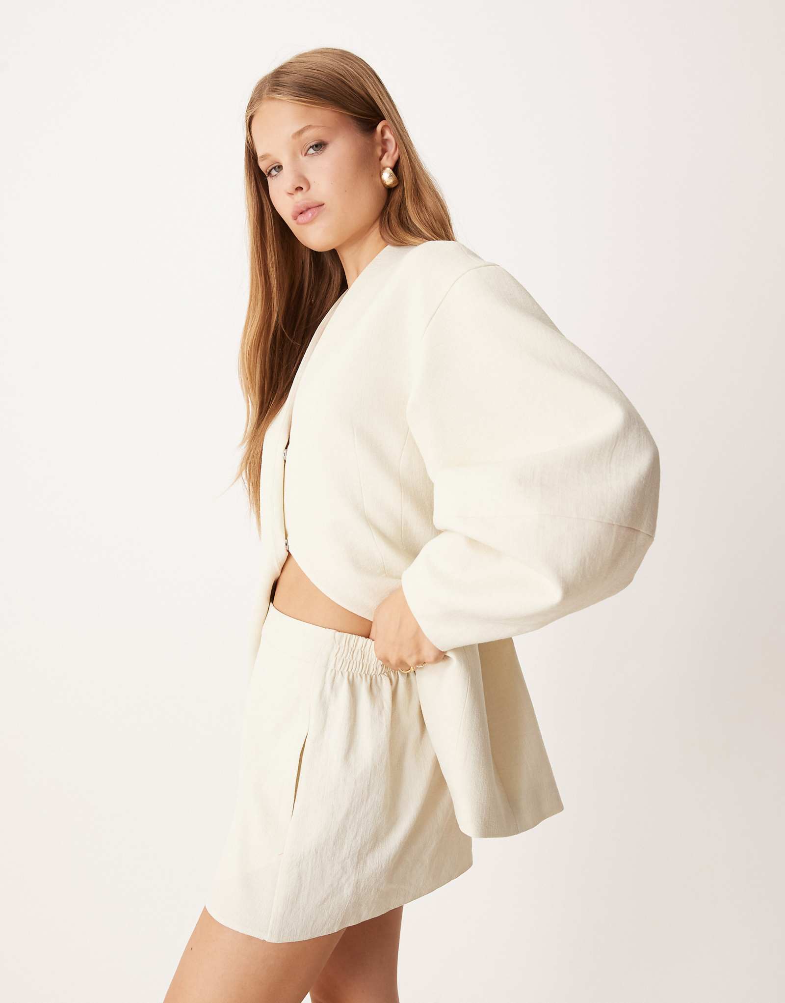 Льняные шорты ASOS DESIGN сшитые на заказ в молочном цвете - часть комплекта 3890₽