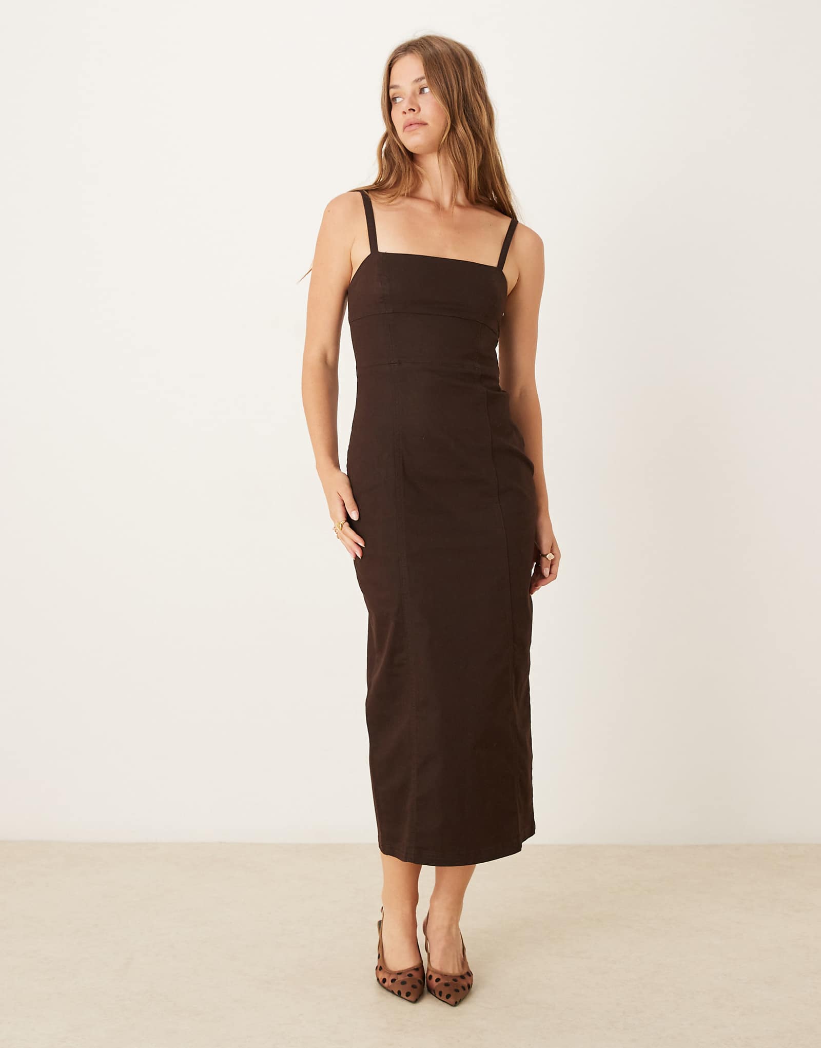 ДИЗАЙНЕРСКОЕ джинсовое платье мидакси на бретельках от ASOS шоколадного цвета 5290₽