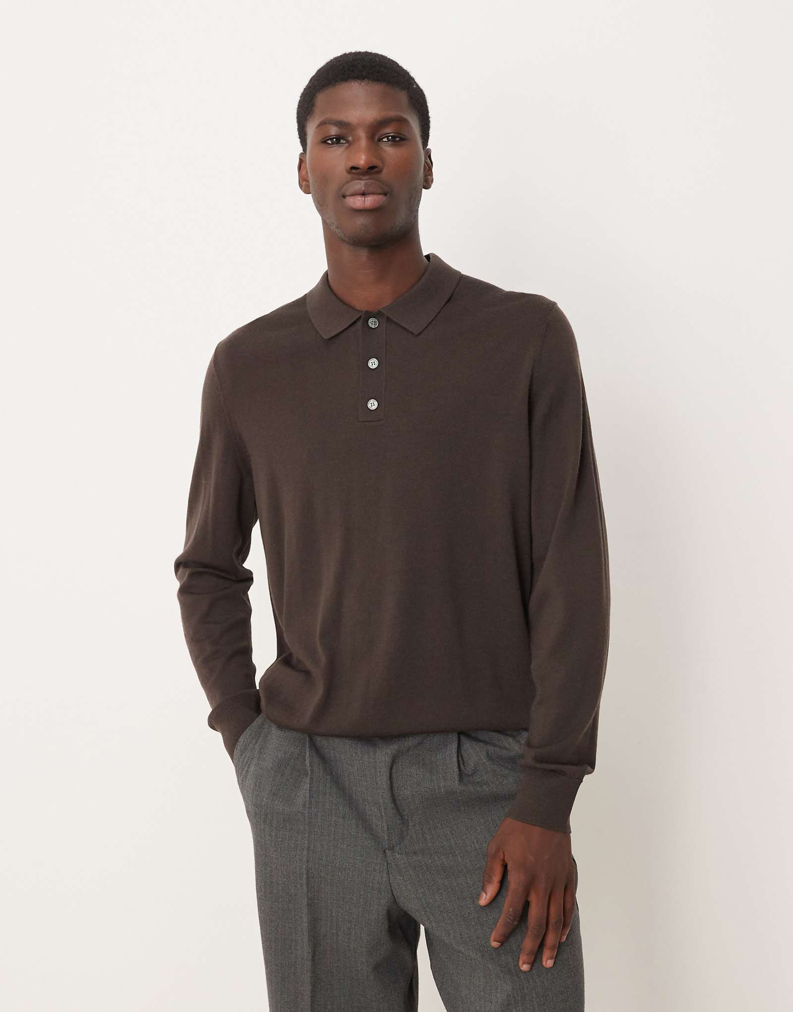 Вязаная рубашка поло с длинным рукавом из шерсти мериноса ARKET коричневого цвета 19990₽