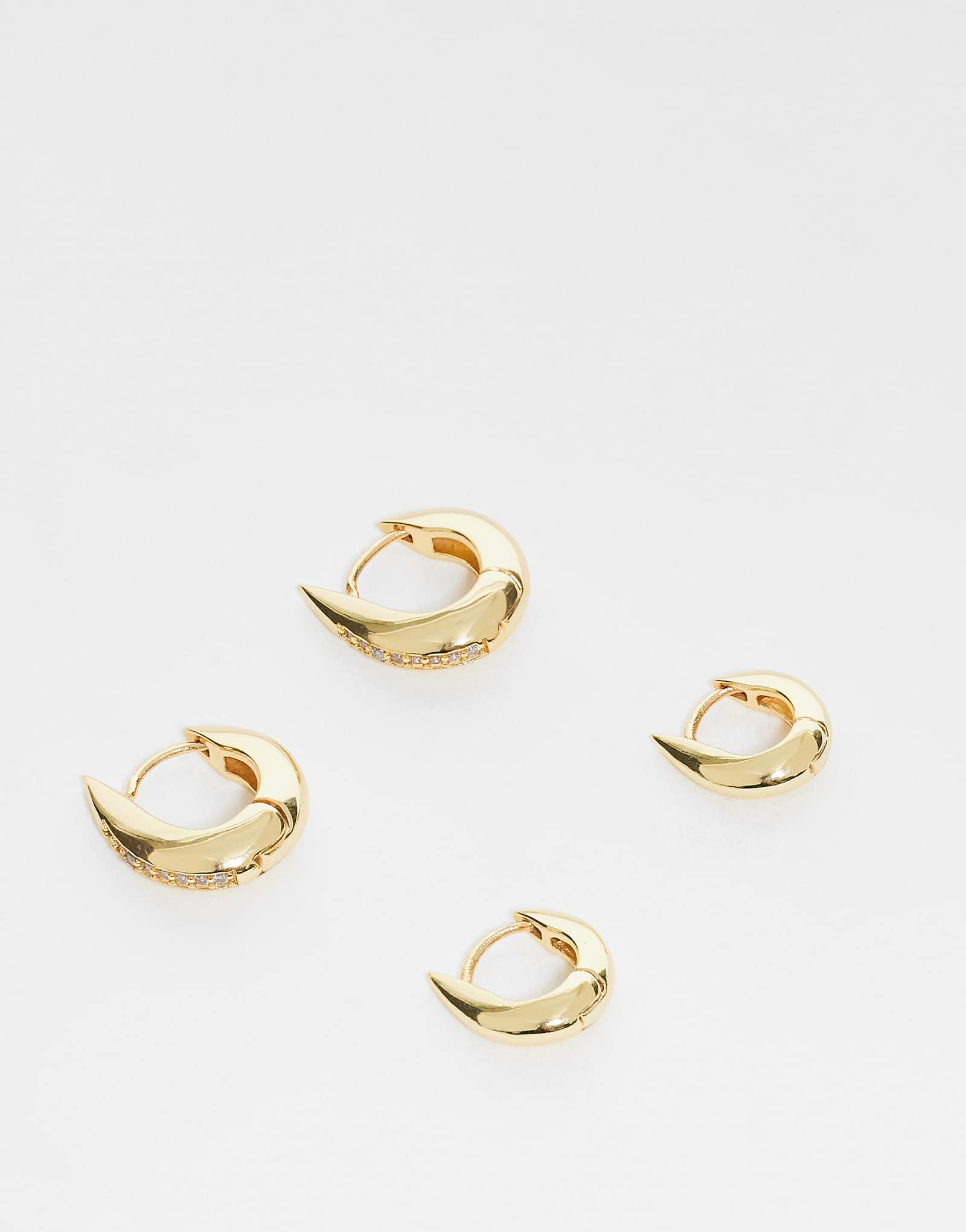 Дополните аксессуарами серьги-кольца huggie hoop из 2 упаковок золотого цвета 8590₽