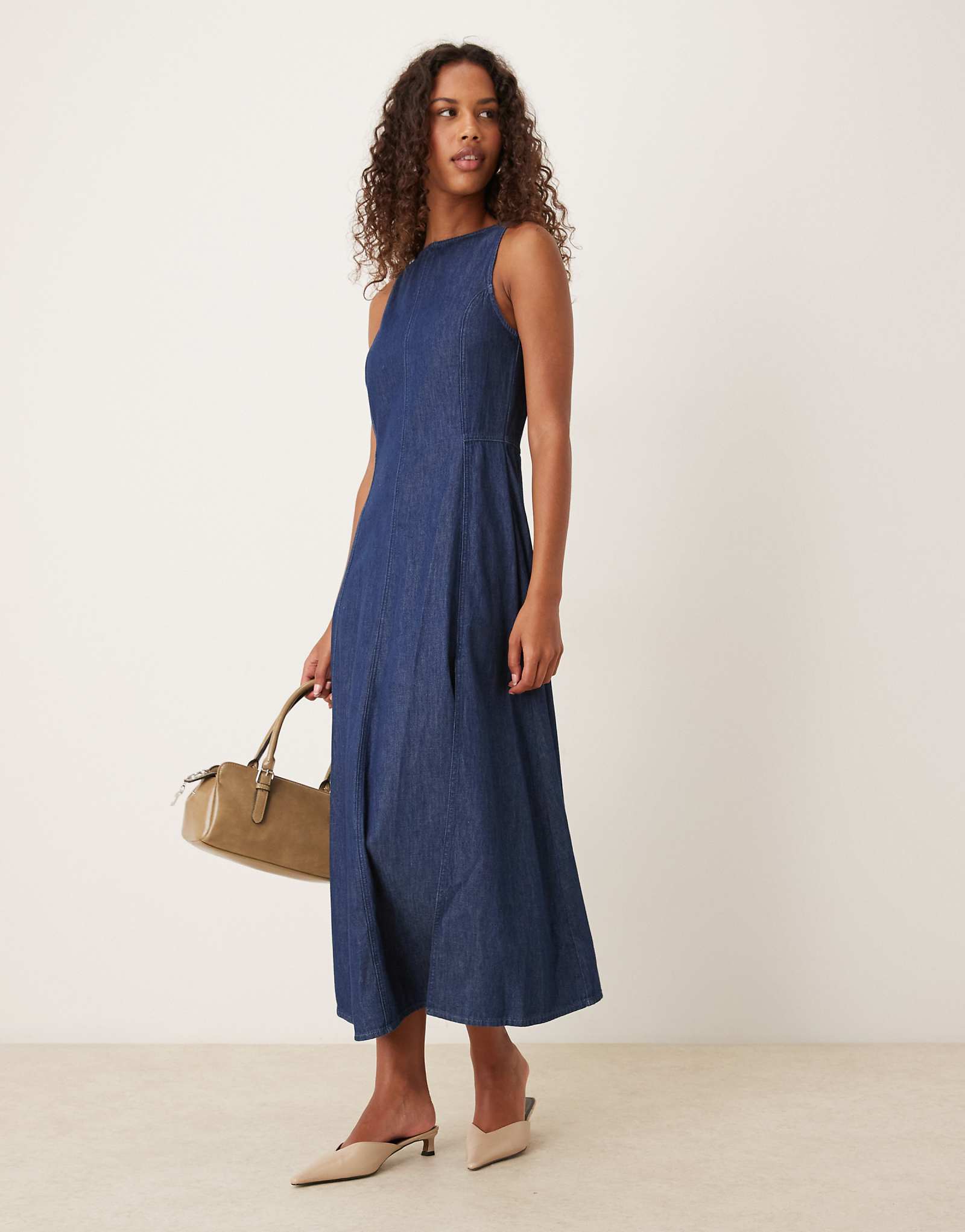 Дизайнерское джинсовое платье racer midaxi от ASOS с отделкой по швам темно-синего цвета 10590₽