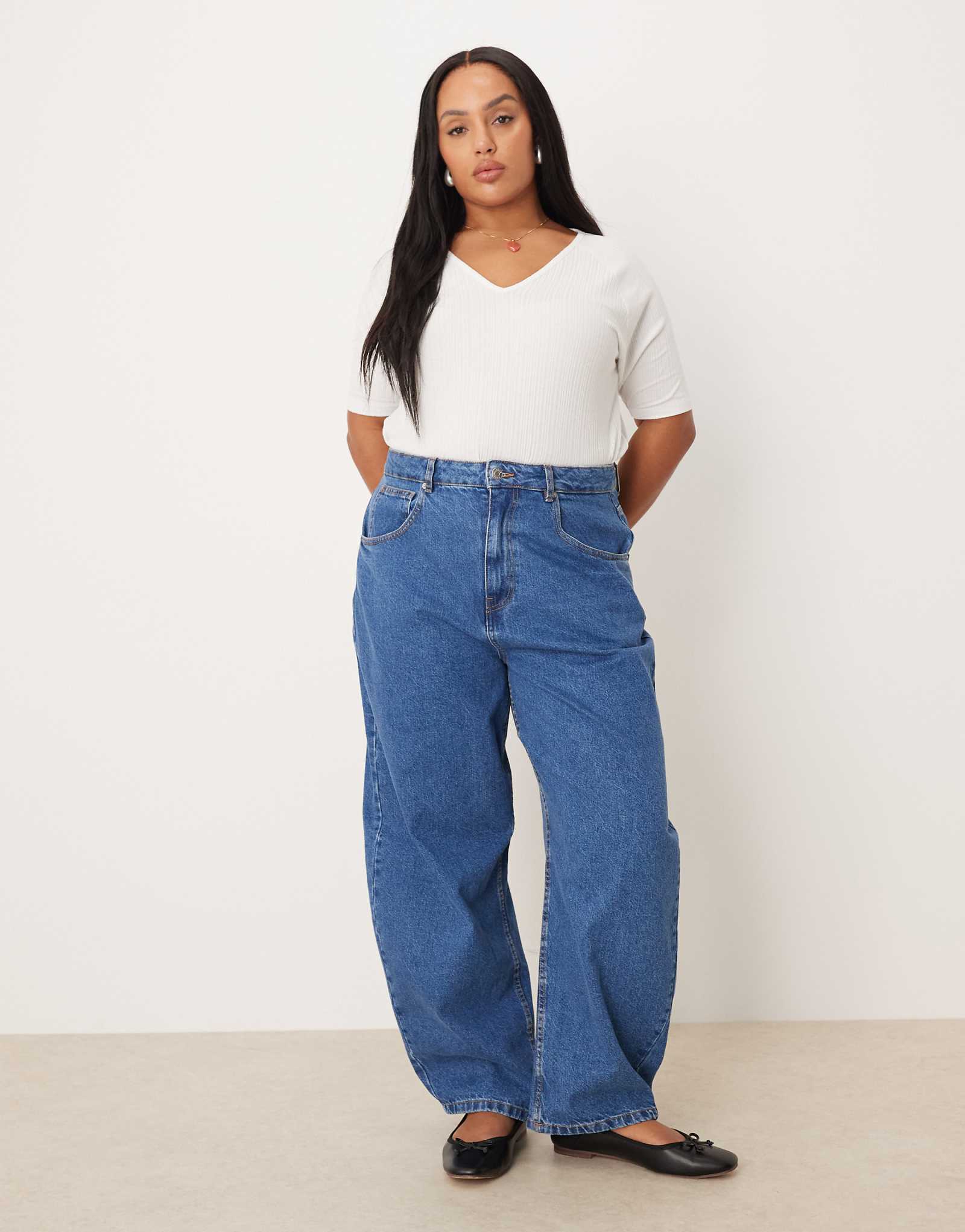 Джинсы-бочкообразки с завышенной талией от ASOS DESIGN Curve темно-синего цвета 9190₽