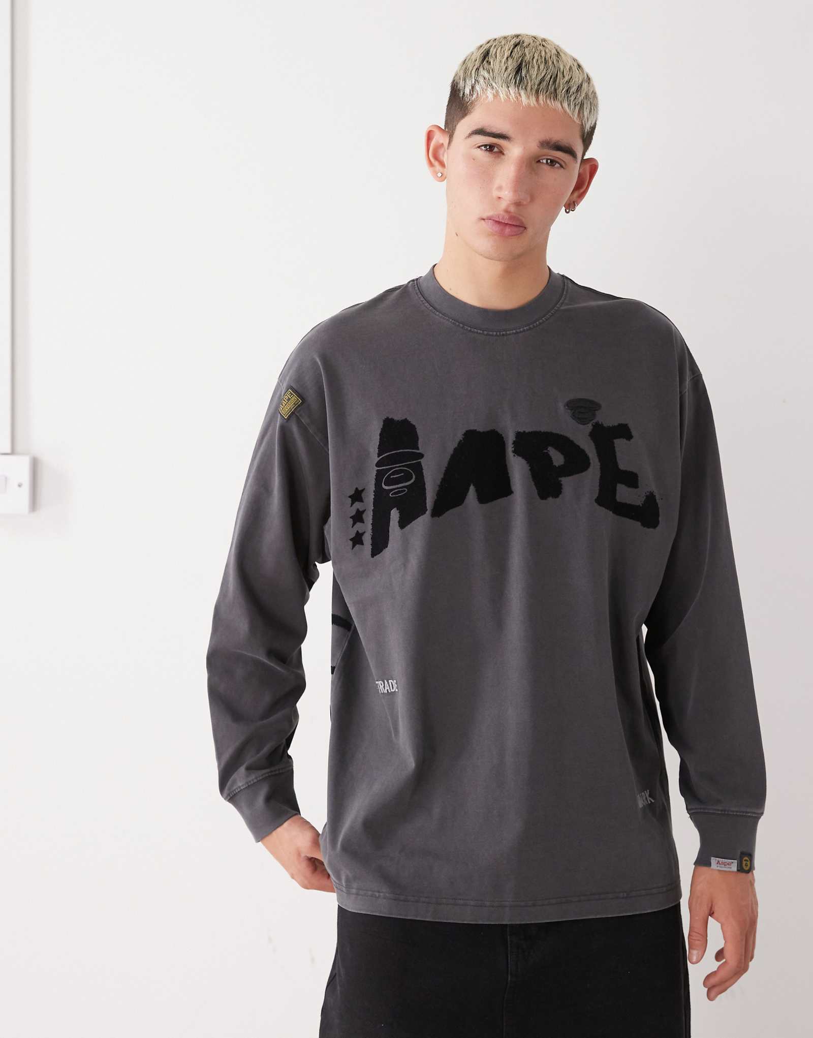 Облегающая футболка Aape By A Bathing Ape зеленого цвета с принтом граффити на спине 15290₽