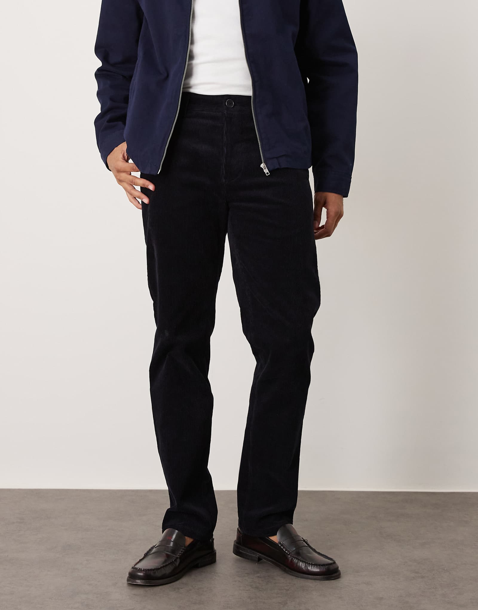 Брюки-чино ARKET cord темно-синего цвета с приталенным поясом 22290₽