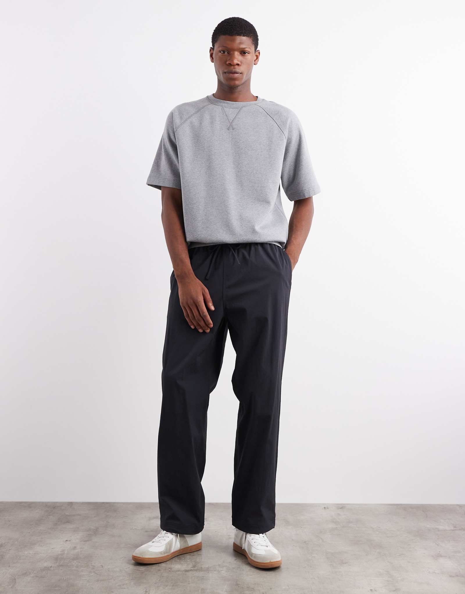 Брюки ARKET relaxed tech черного цвета с завязками на талии 25290₽