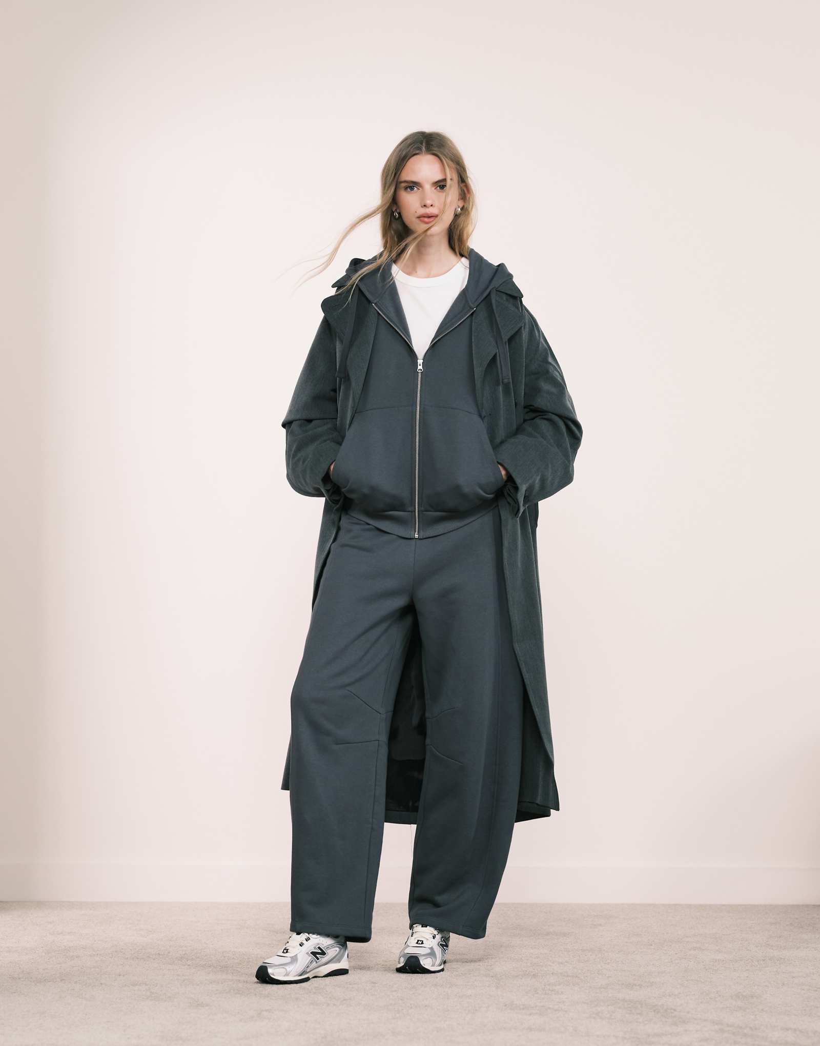 Дизайнерские спортивные брюки ASOS с широкими штанинами и детализацией швов углем - часть комплекта 9190₽