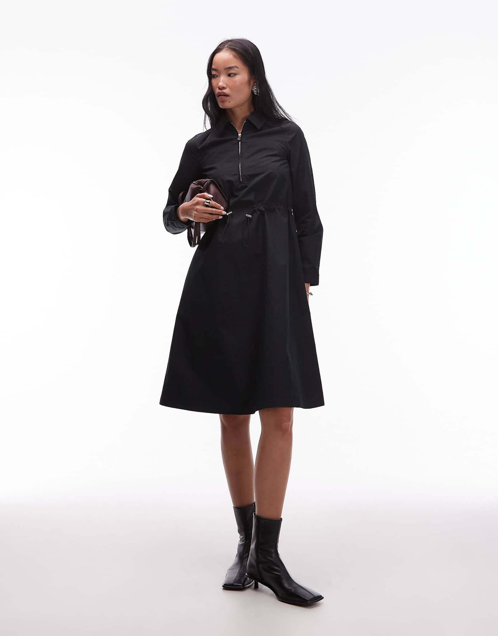 Черное мини-платье-рубашка ARKET с длинным рукавом и заниженной талией 32490₽