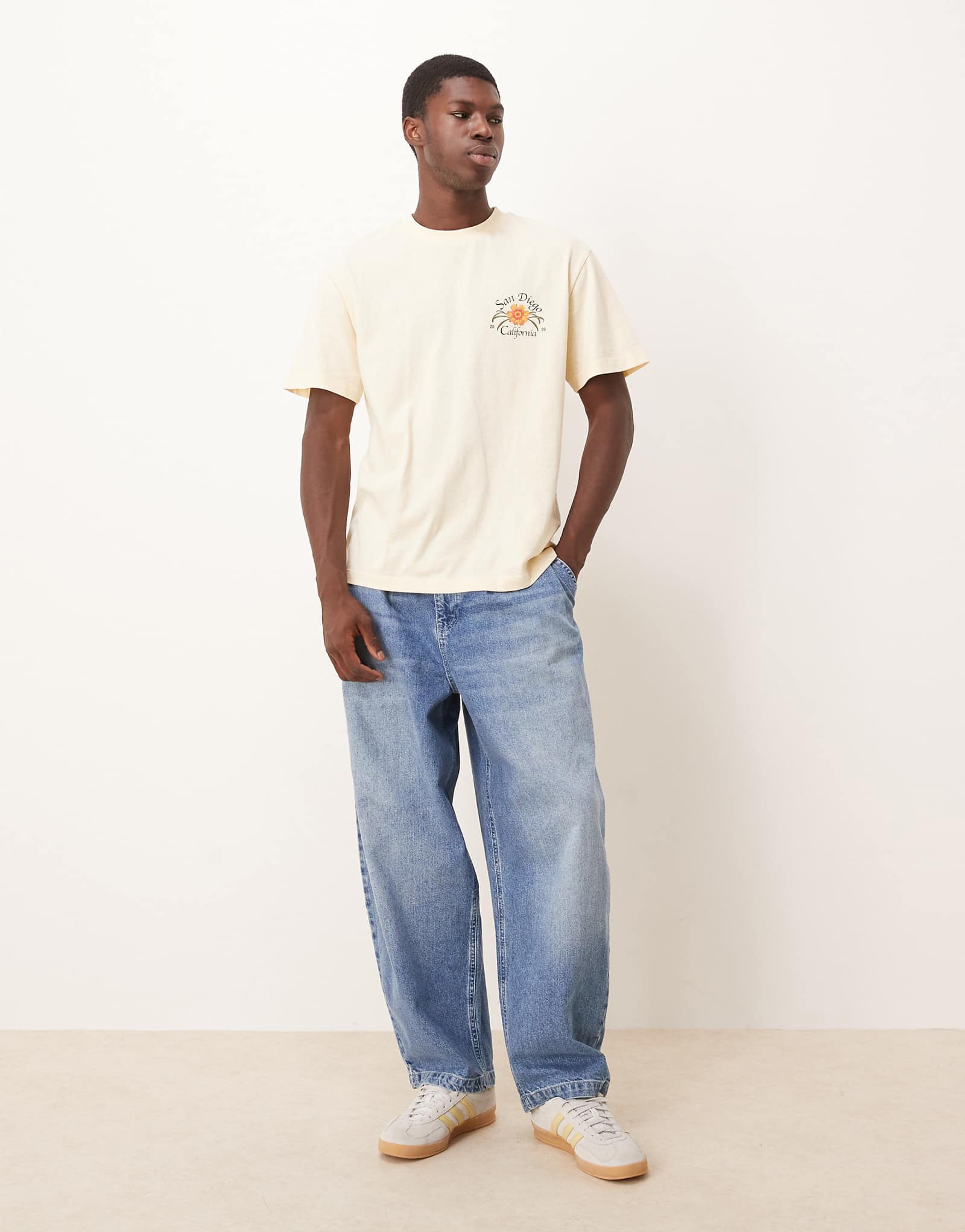 ДИЗАЙНЕРСКИЕ зауженные джинсы оверсайз от ASOS светло-голубого цвета со складками 10190₽