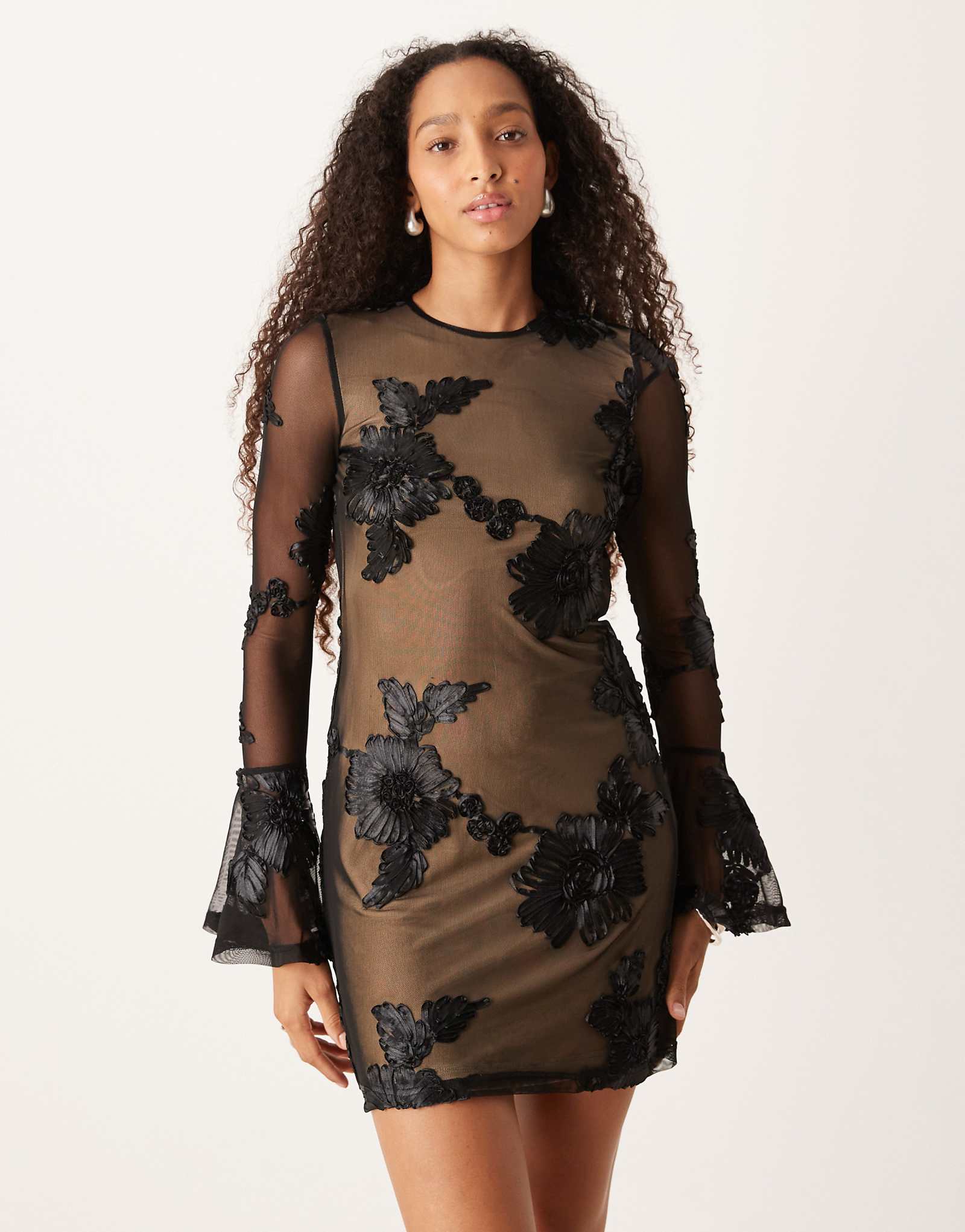 Черное мини-платье Amy Lynn с 3D расклешенным рукавом и вырезом сзади 26490₽