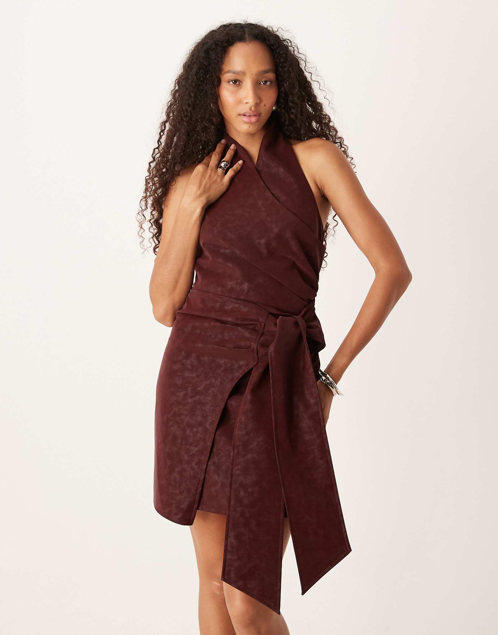 Красное мини-платье с высоким вырезом и запахом от Эми Линн