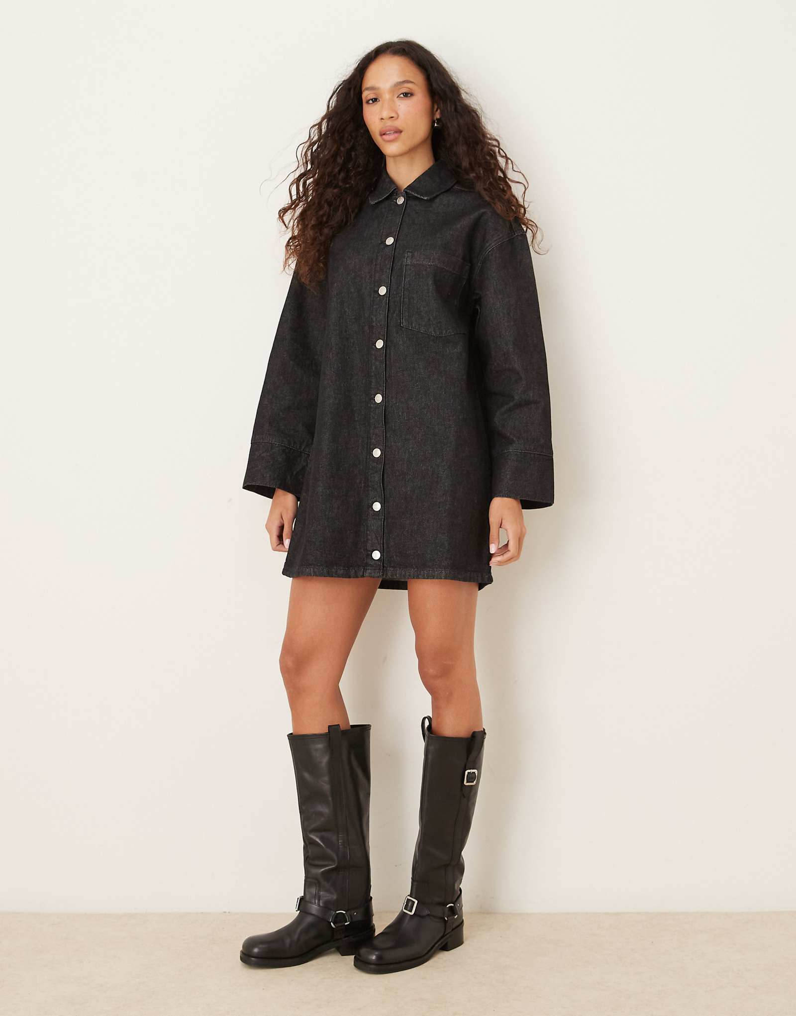 ДИЗАЙНЕРСКОЕ джинсовое мини-платье-рубашка ASOS с длинным рукавом черного цвета 6090₽