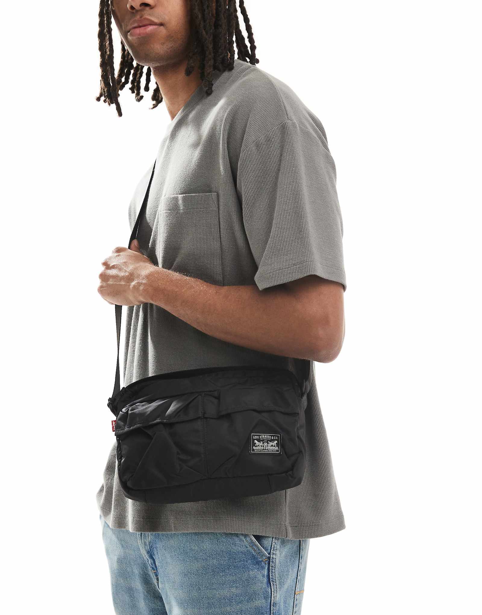 Сумка Levis Mission Bay через плечо черного цвета 12490₽