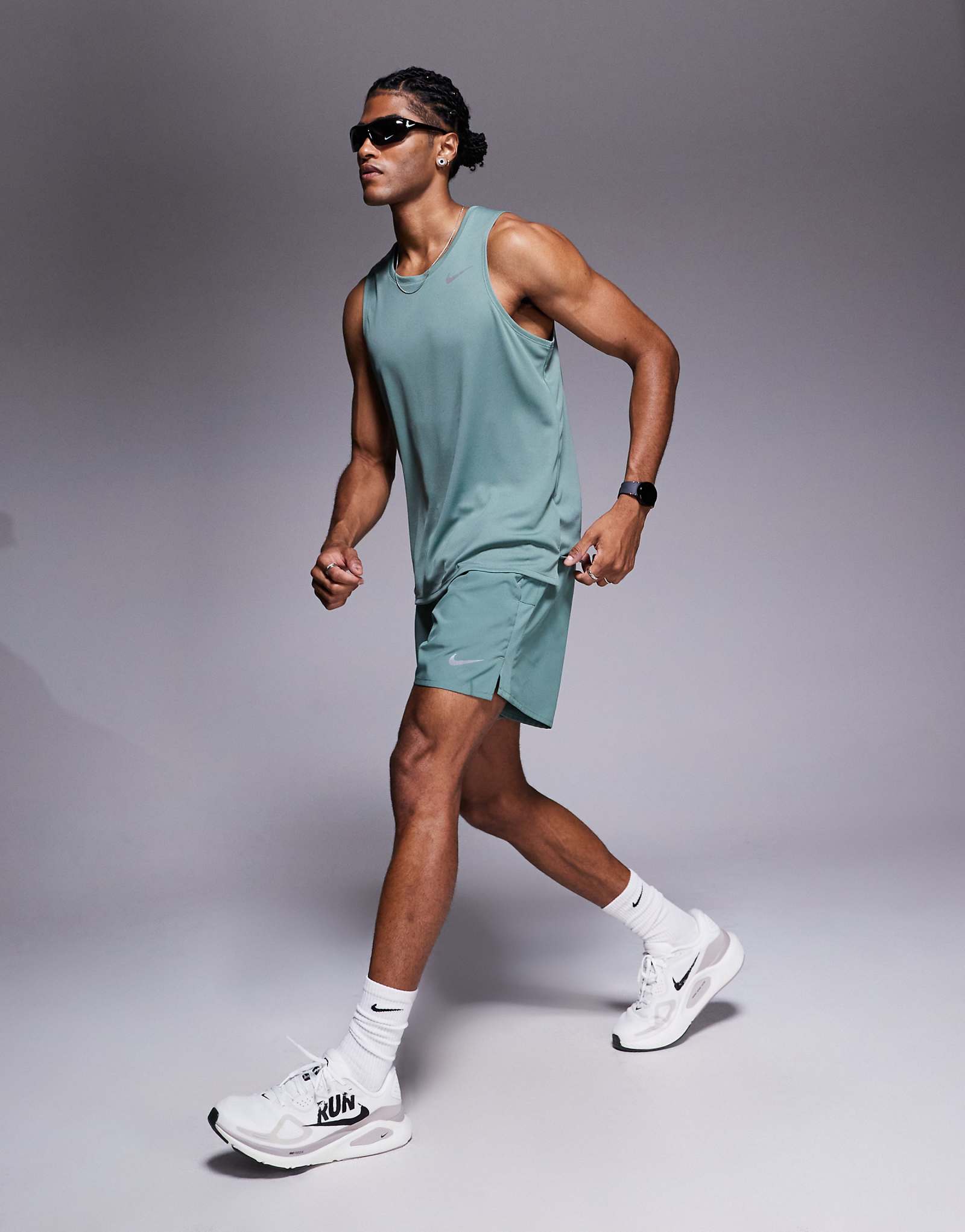 5-дюймовые шорты Nike Running Dri-FIT Challenger зеленого цвета 8190₽